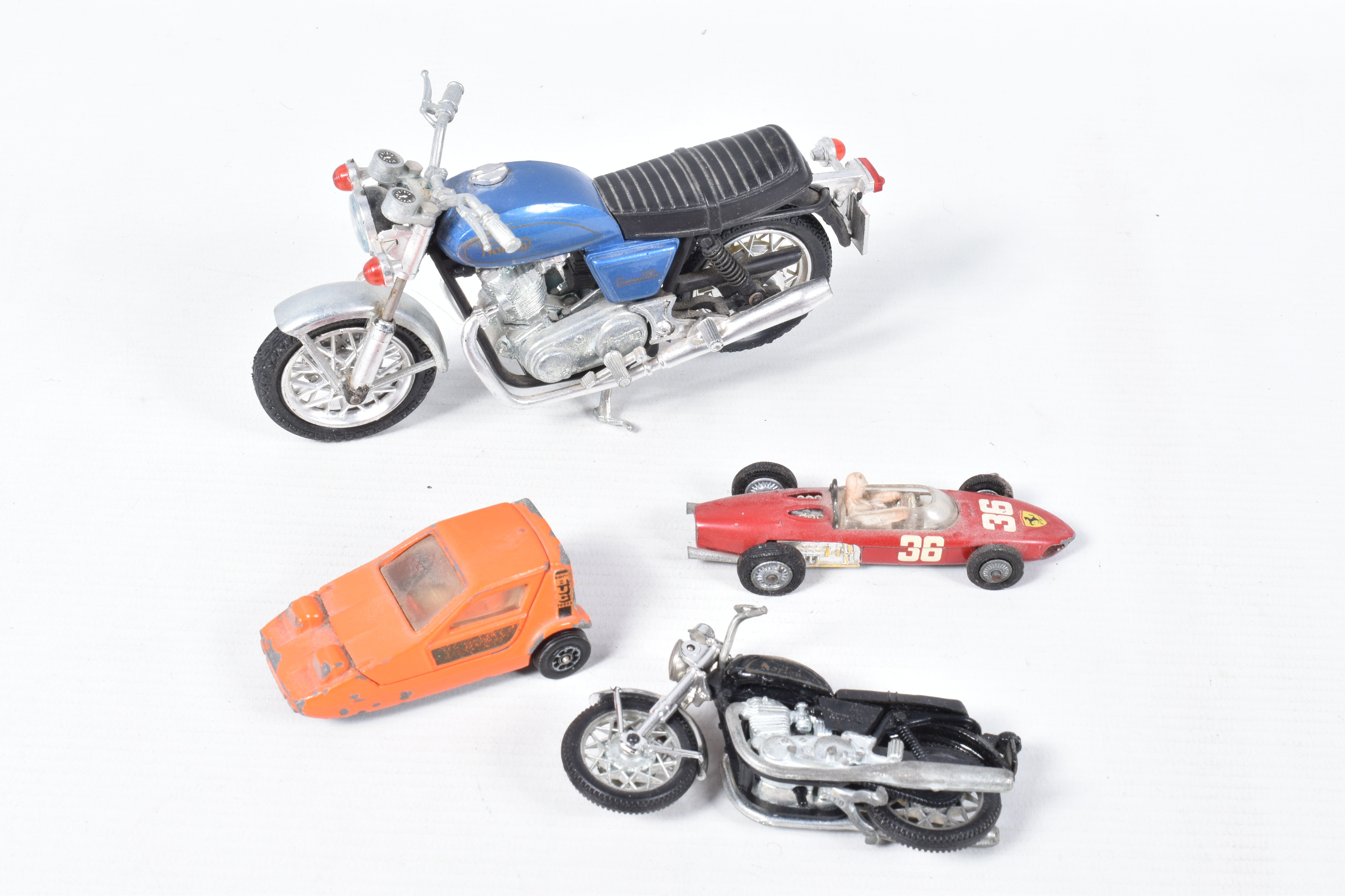 A TRAY OF BOXED AND UNBOXED MODEL TOY VEHCILES, to include a collection of unboxed motorcycles by - Bild 4 aus 8
