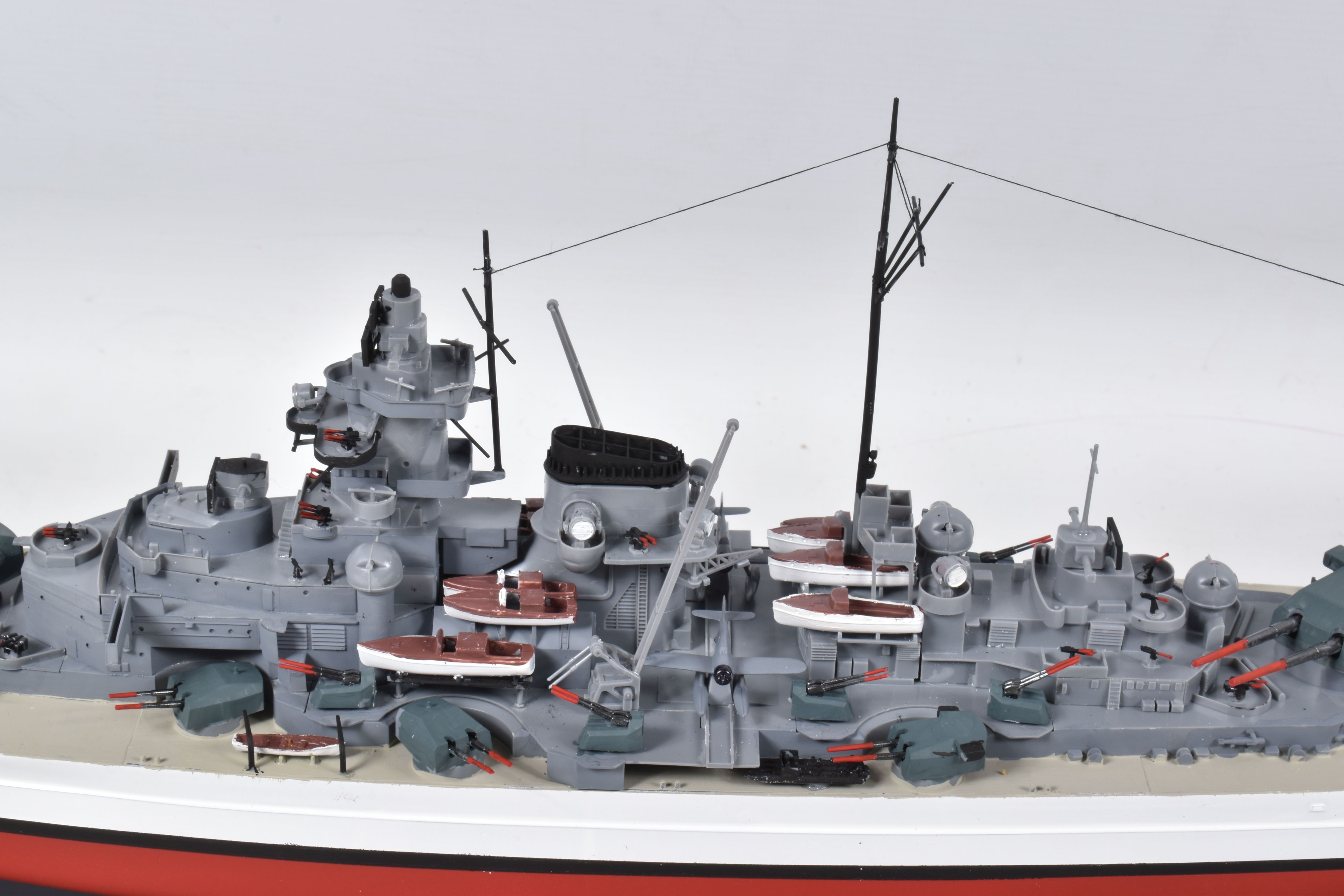 TWO CONSTRUCTED REVELL PLASTIC KITS OF GERMAN WARSHIPS BOTH HOUSED IN PERSPEX DISPLAY CASES, ' - Bild 10 aus 12