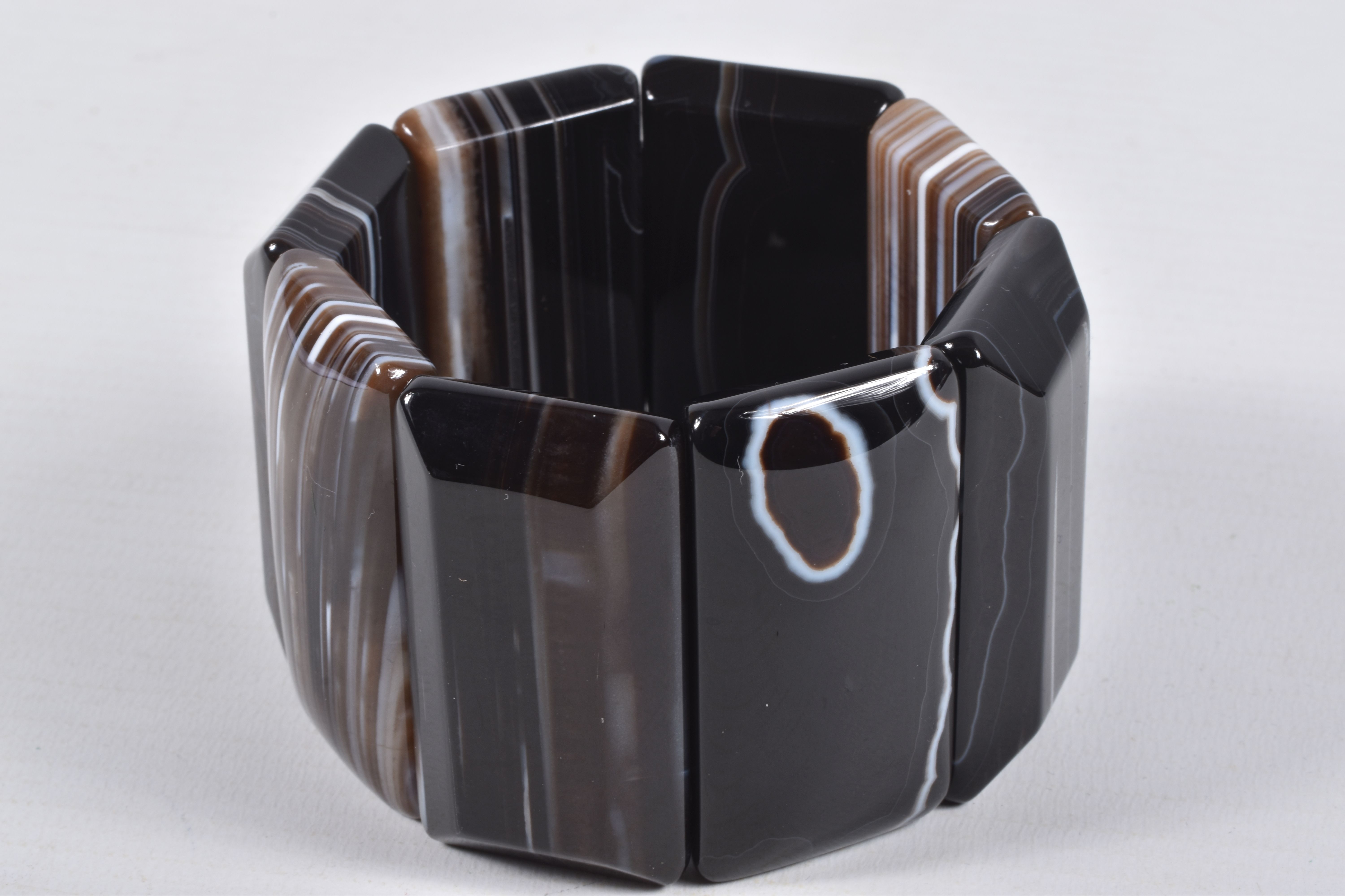 A BANDED AGATE BRACELET, eight panels of carved banded agate, on a stretch bracelet, approximate - Image 2 of 4