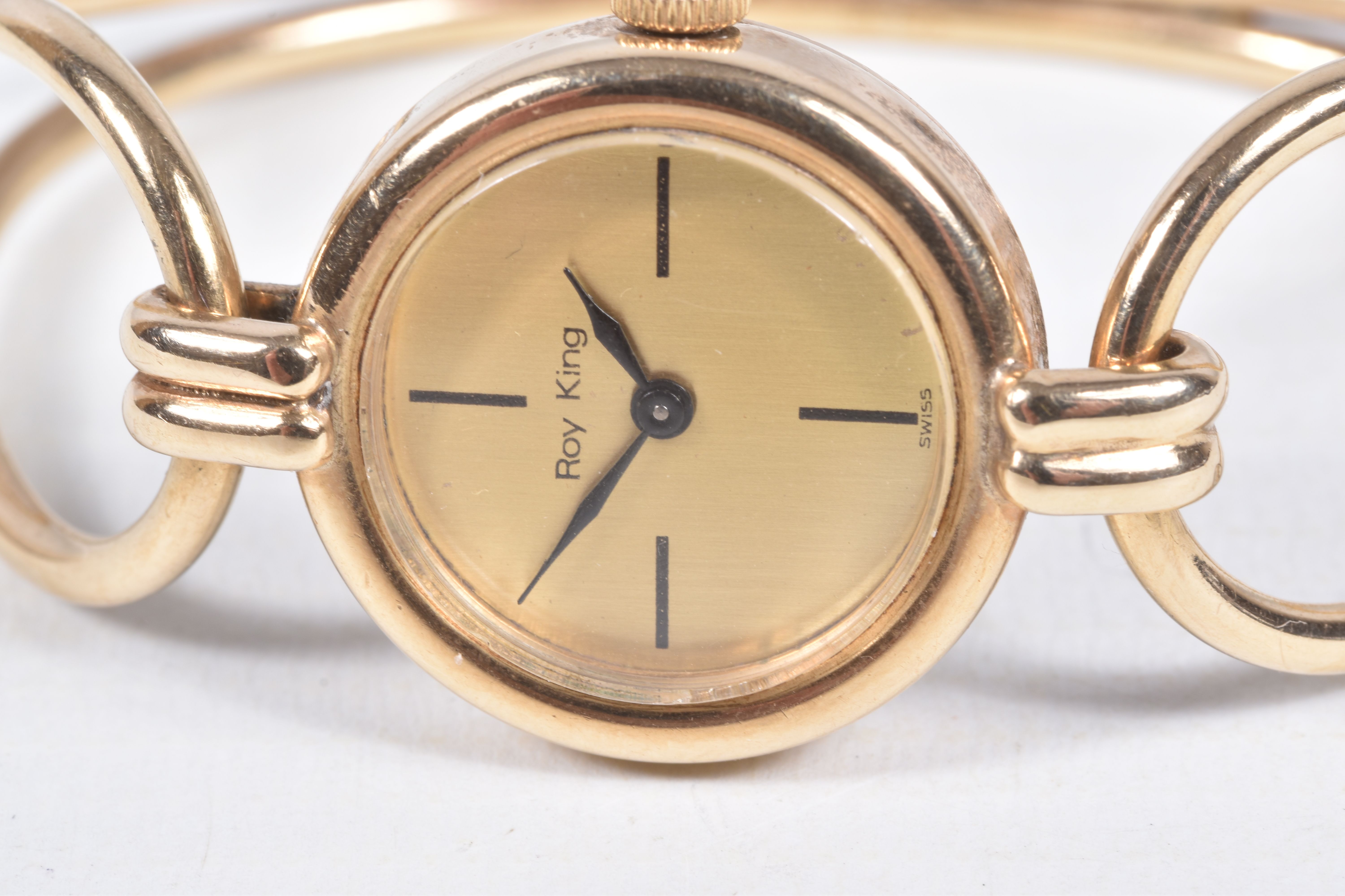 A 9CT GOLD 'ROY KING' LADIES WRISTWATCH, hand wound movement, round dial signed 'Roy King', baton - Image 4 of 6