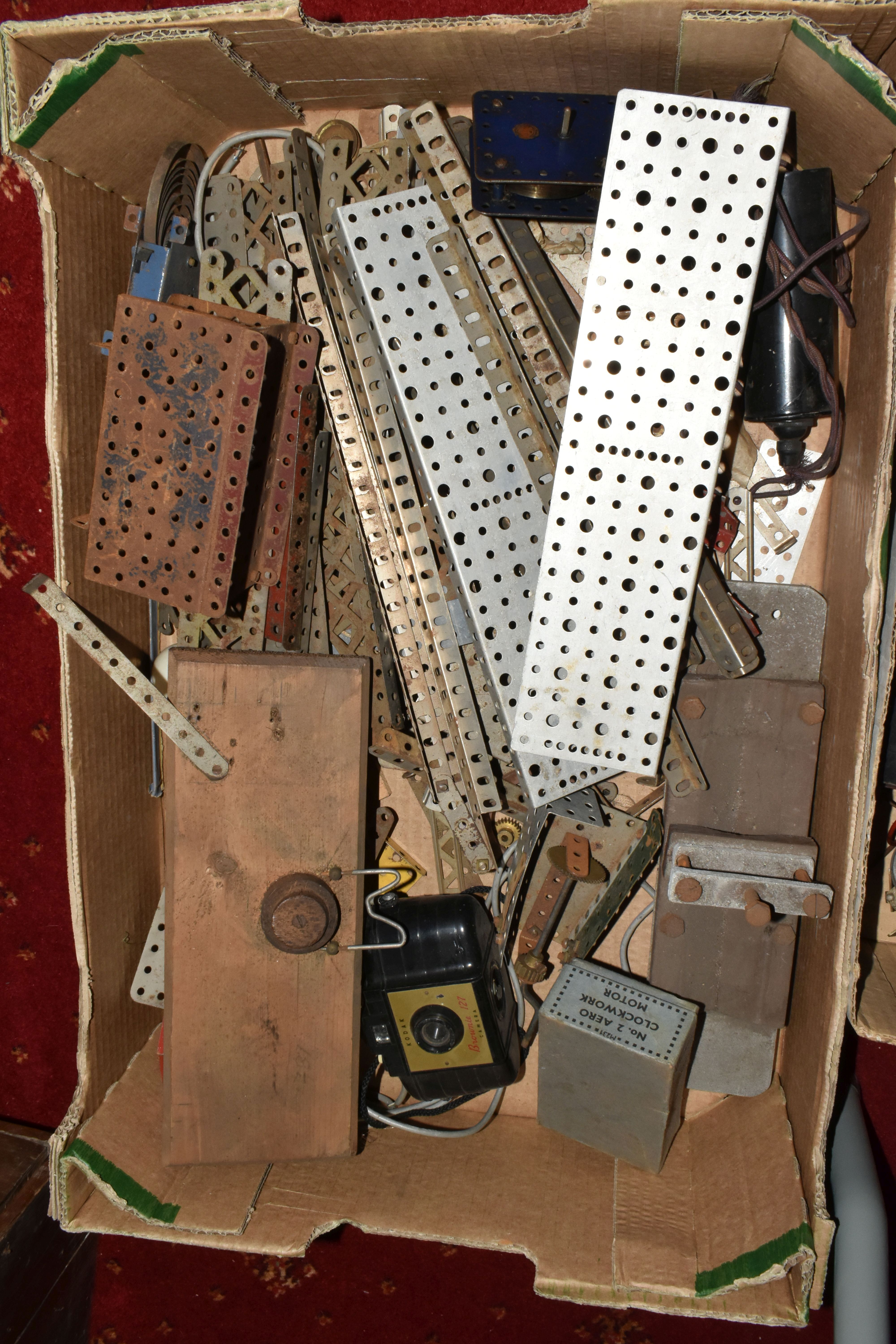 A COLLECTION OF ASSORTED VINTAGE MECCANO AND OTHER CONSTRUCTION KIT ITEMS, Meccano items include - Image 2 of 7