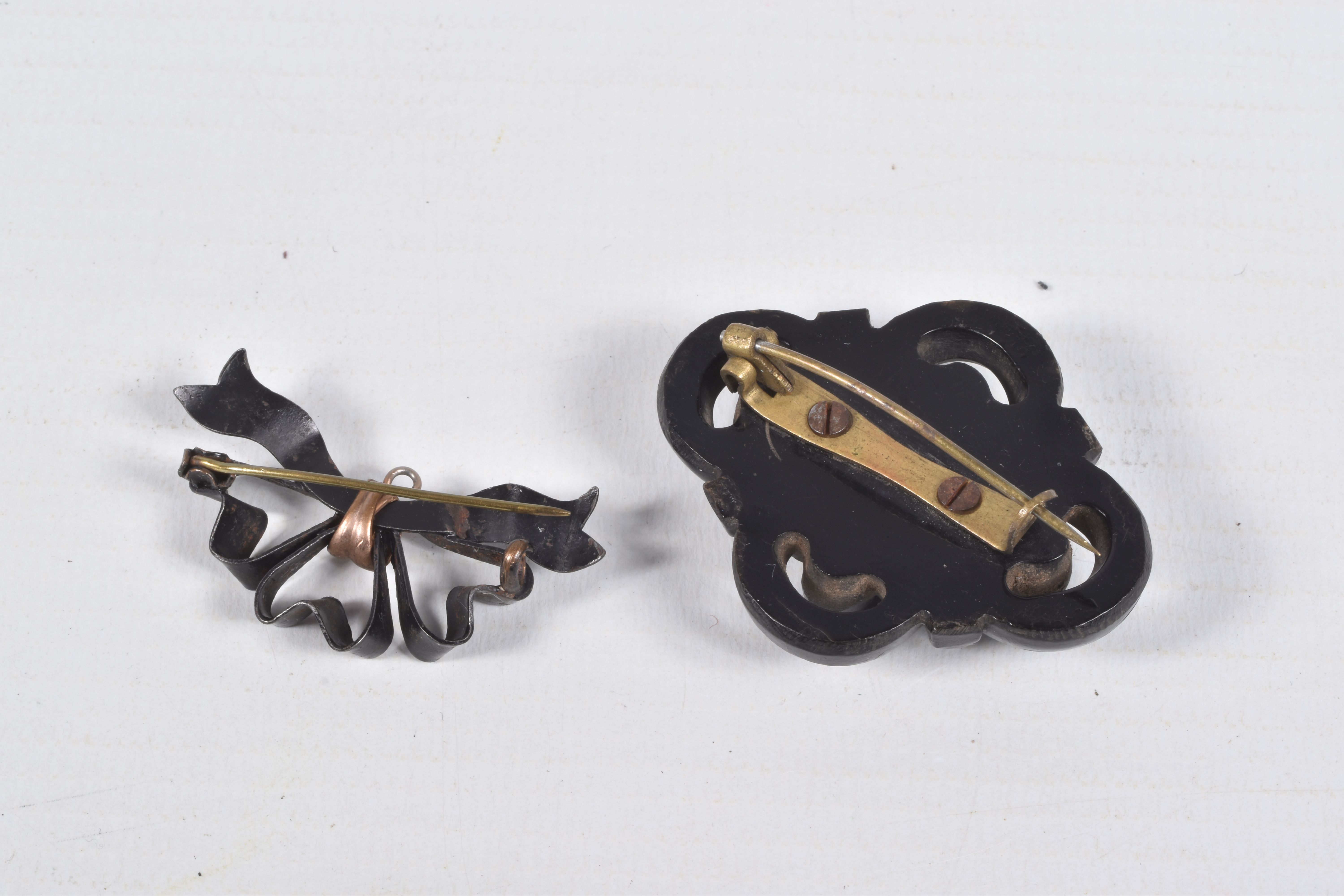 SIX LATE VICTORIAN/EARLY 20TH CENTURY BROOCHES, to include two carved jet brooches, both fitted with - Image 7 of 7