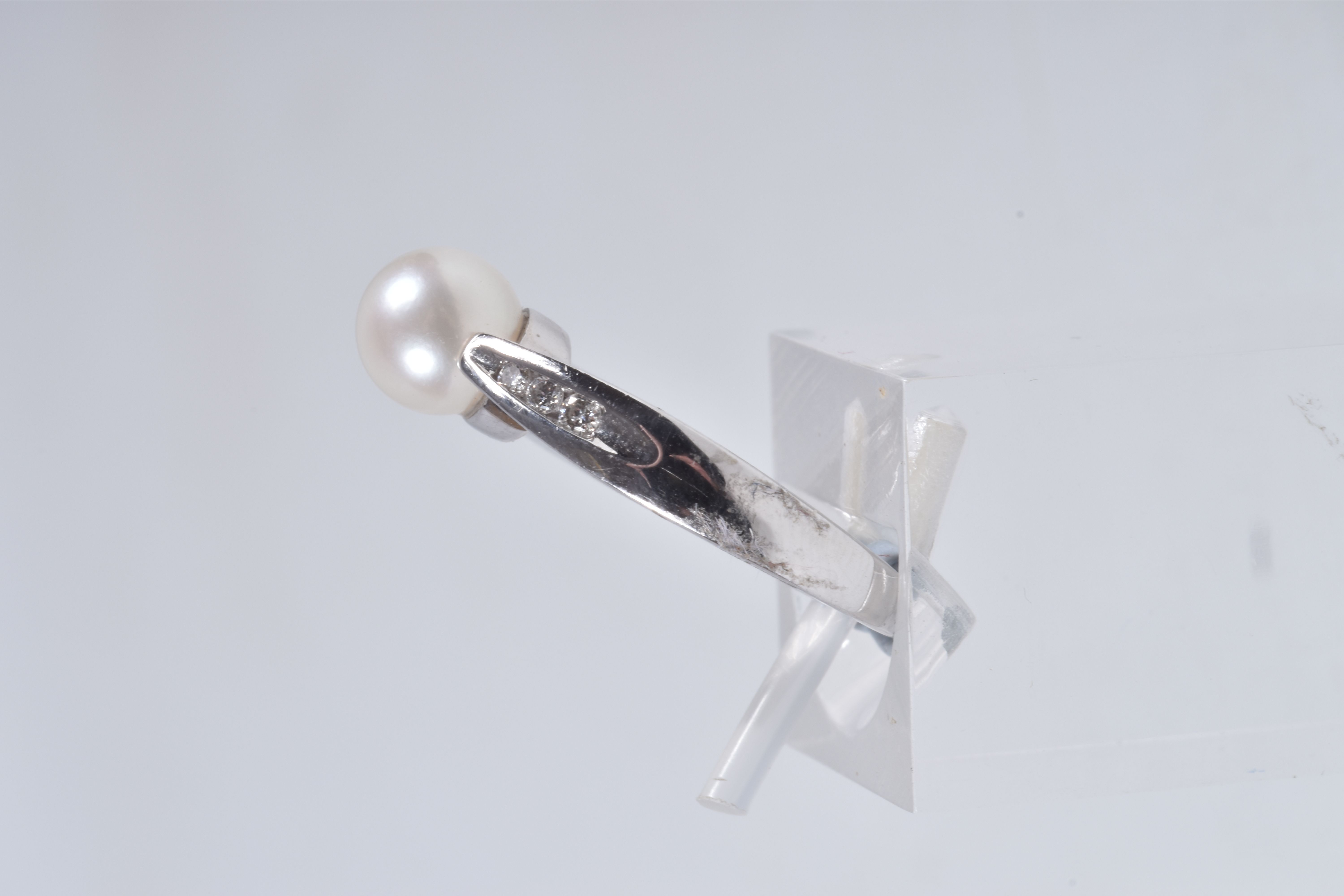 A MODERN 9CT WHITE GOLD CULTURED PEARL AND DIAMOND RING, set with a cultured pearl, measuring - Image 3 of 5