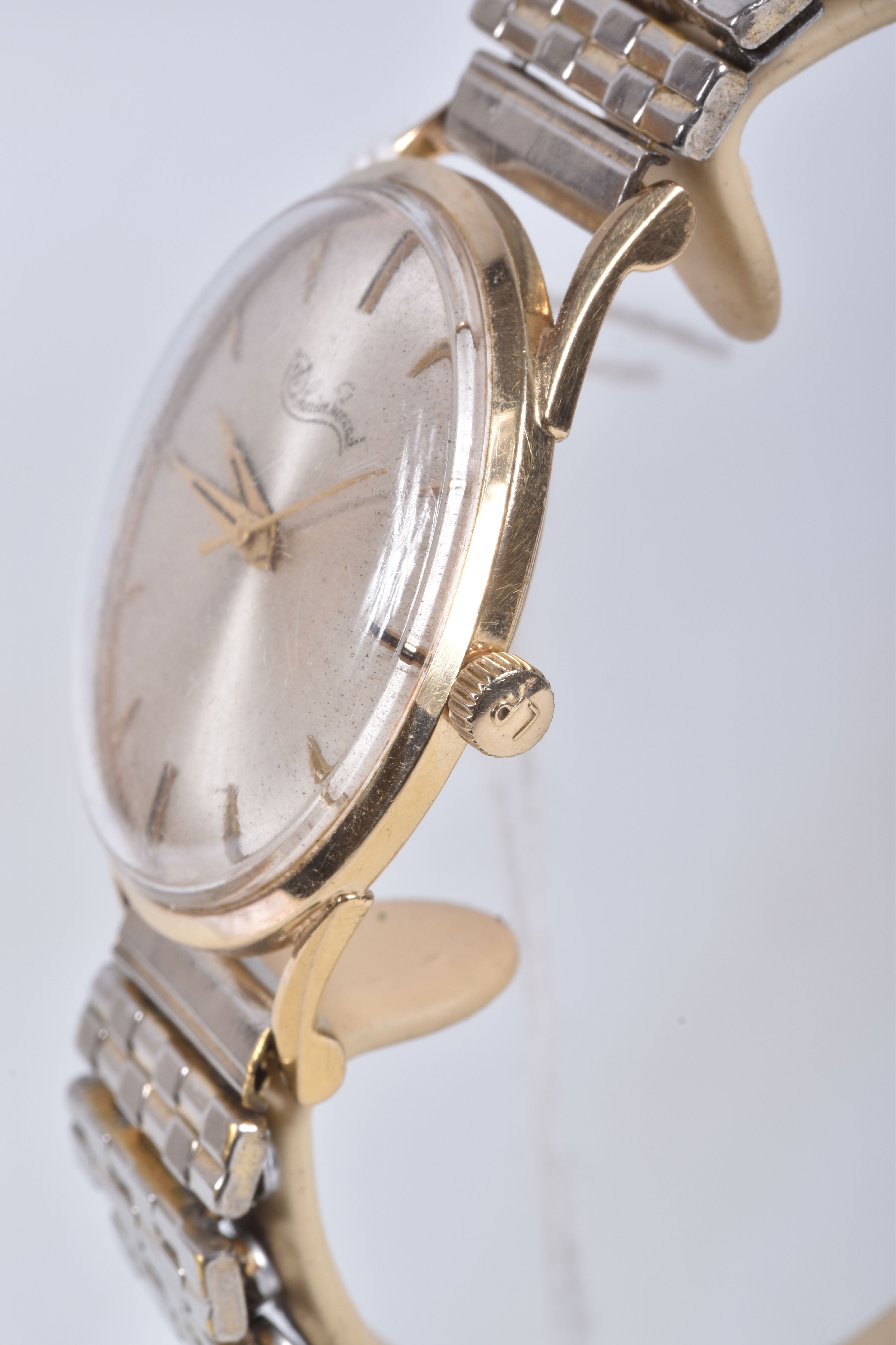 A GENTLEMAN'S WRISTWATCH, the circular face with gold coloured baton hour markers and hands, face - Image 3 of 5