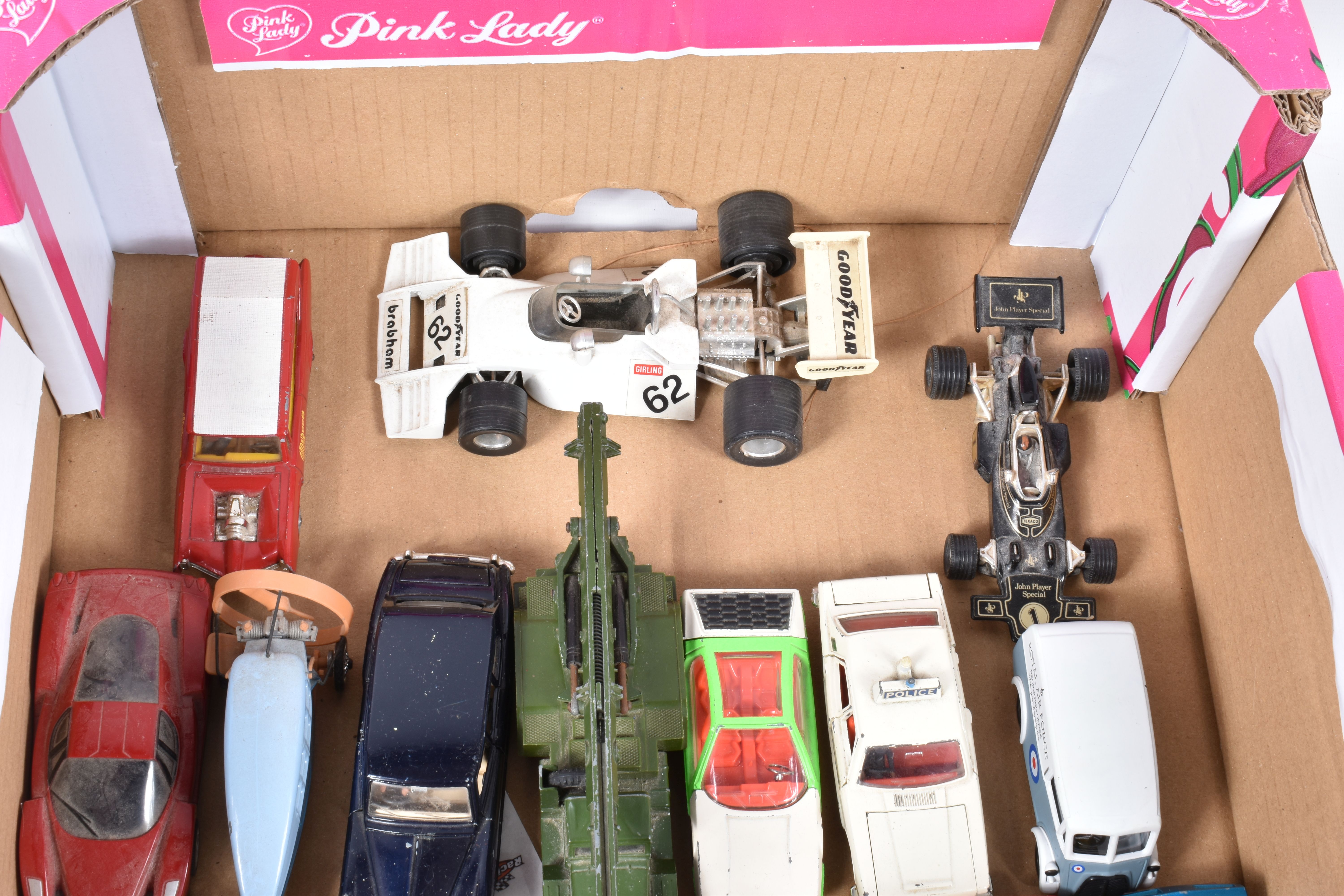 A TRAY OF BOXED AND UNBOXED MODEL TOY VEHCILES, to include a collection of unboxed motorcycles by - Bild 7 aus 8