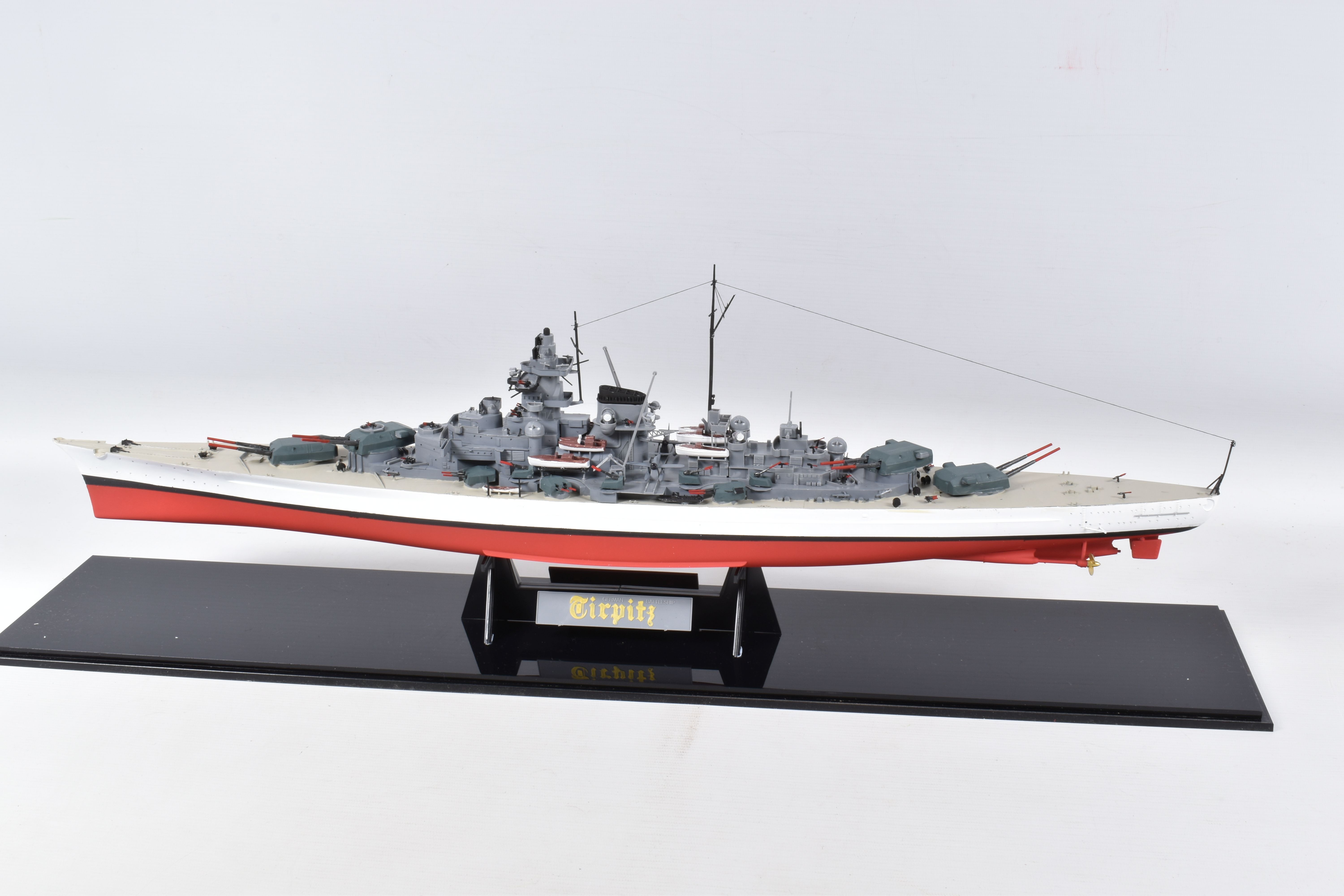 TWO CONSTRUCTED REVELL PLASTIC KITS OF GERMAN WARSHIPS BOTH HOUSED IN PERSPEX DISPLAY CASES, ' - Bild 8 aus 12