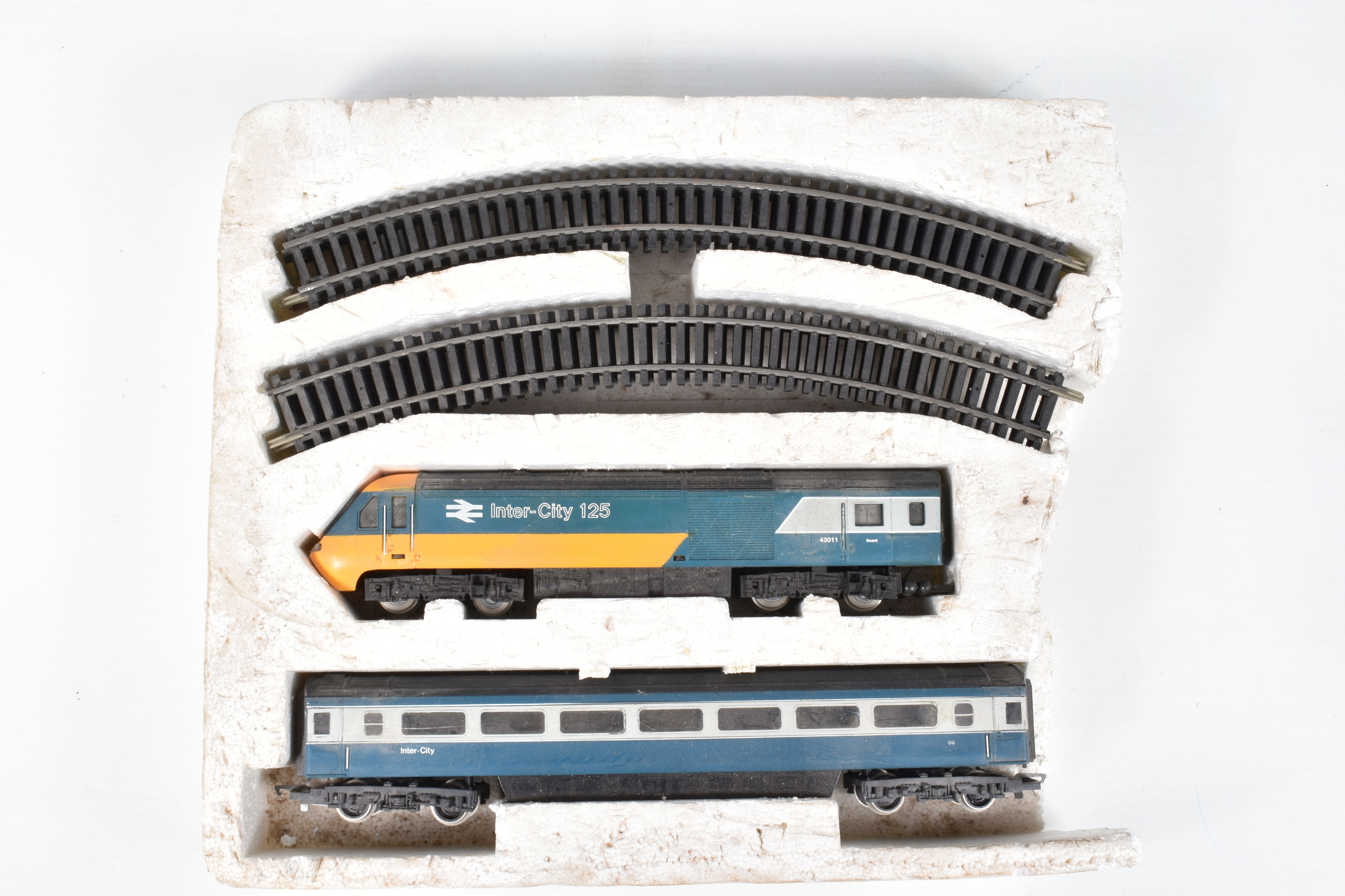 A QUANTITY OF UNBOXED AND ASSORTED OO GAUGE MODEL RAILWAY ITEMS, to include Hornby class 43 - Image 4 of 5