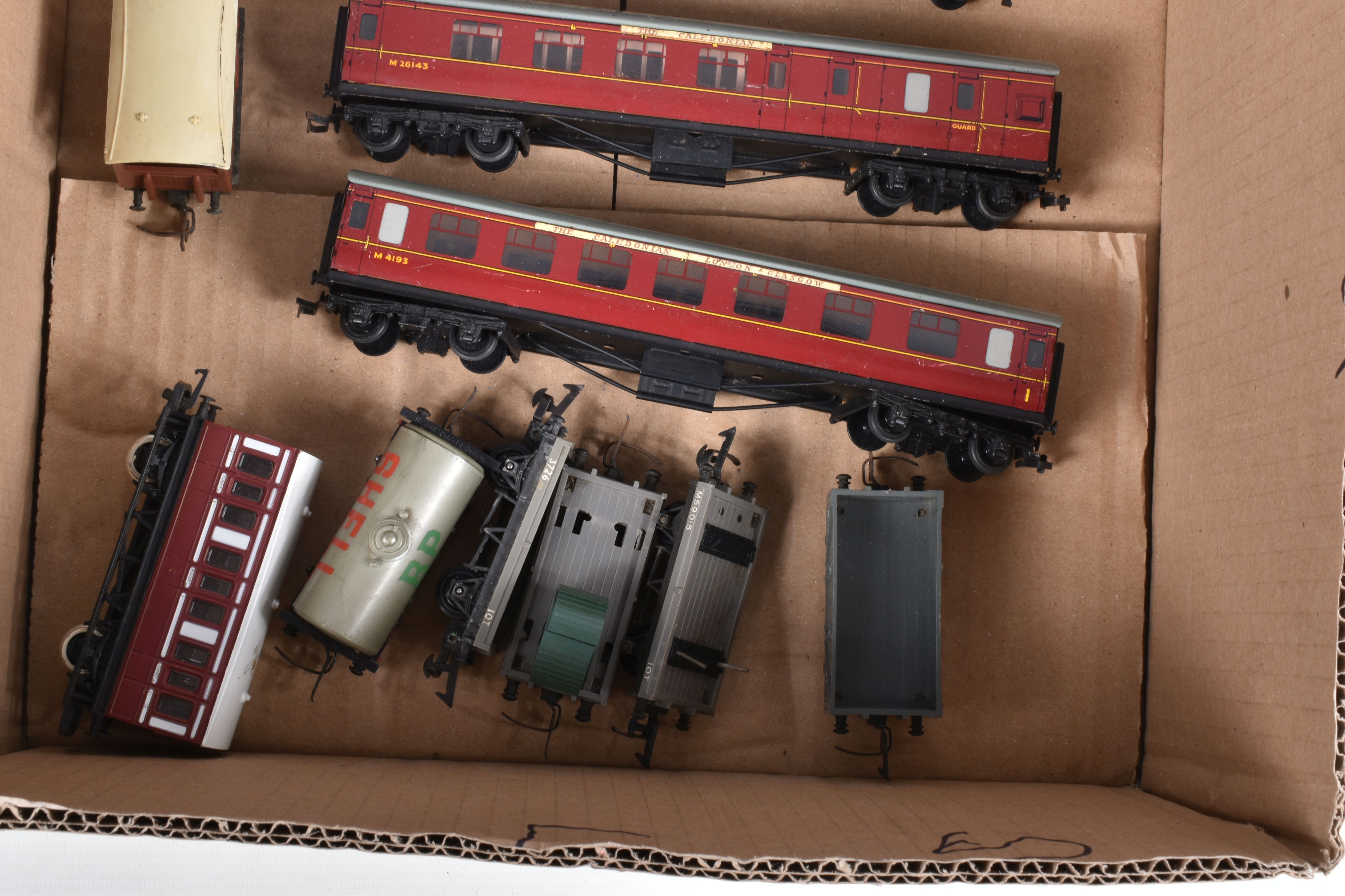 A QUANTITY OF BOXED AND UNBOXED OO GAUGE ROLLING STOCK, to include boxed Tri-ang Hornby Caledonian - Image 9 of 9