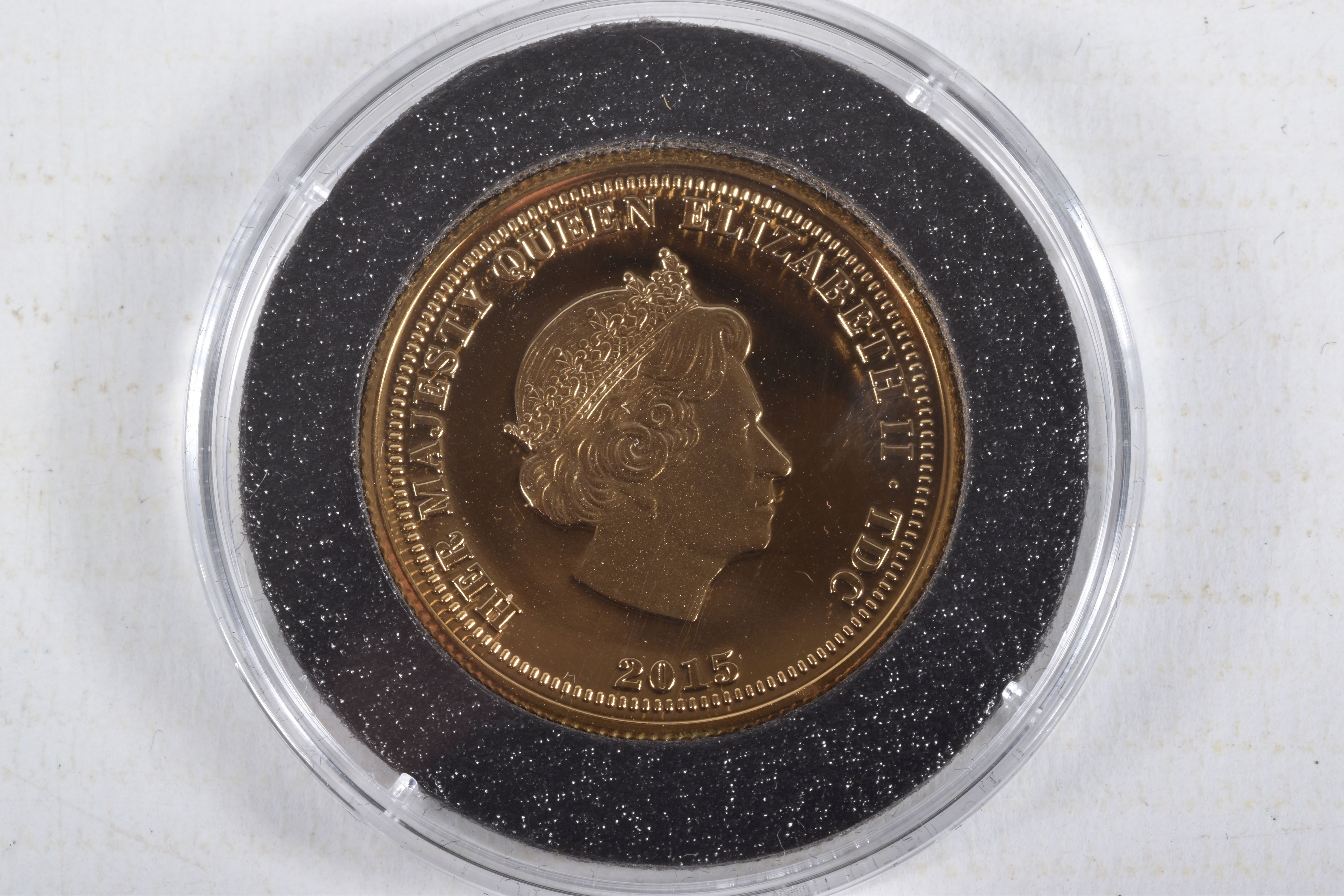 A 9CT COMMEMORATIVE DOUBLE CROWN PROOF COIN, commemorating Armistice day, dated 2015, stated - Image 2 of 5