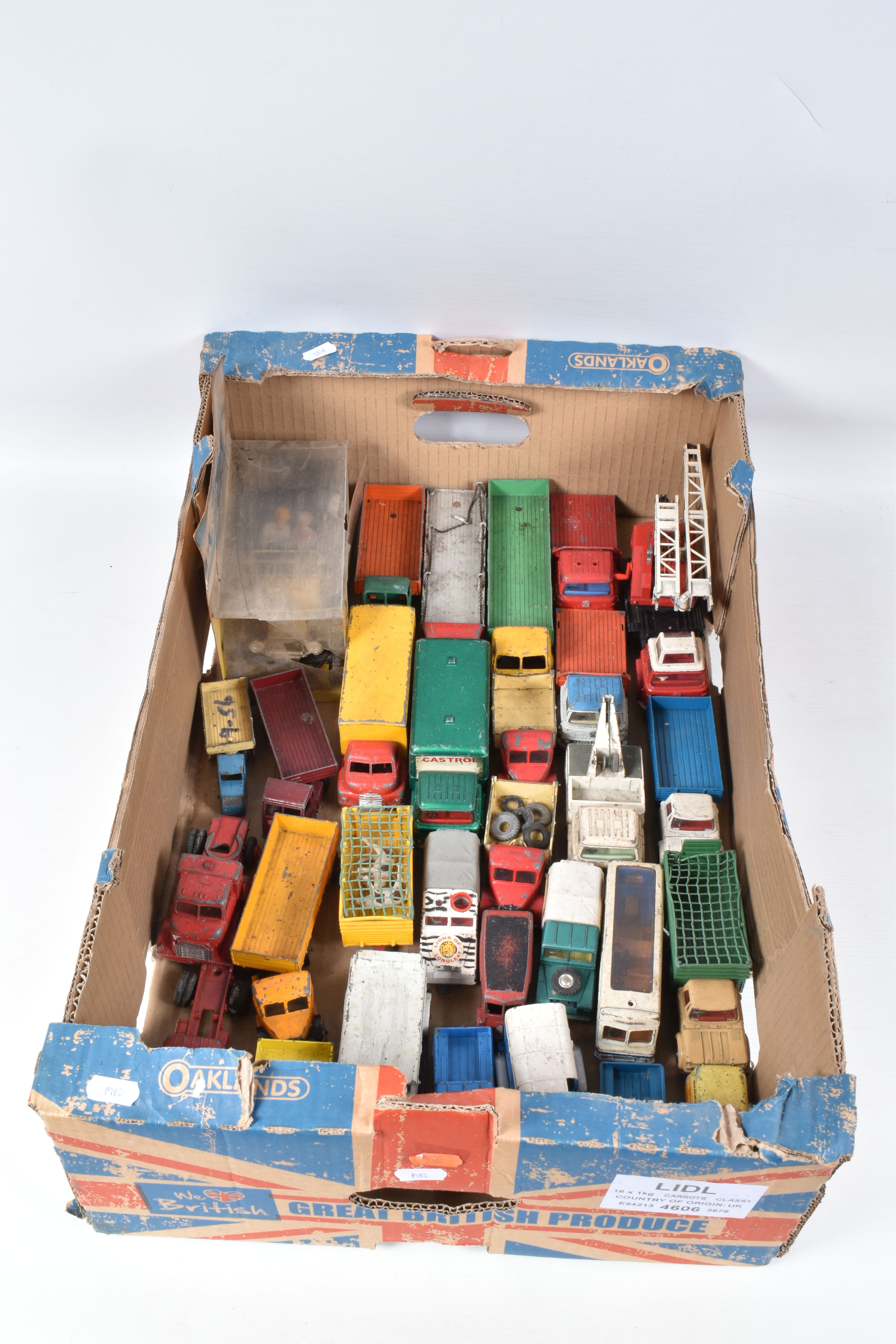 A QUANTITY OF UNBOXED AND ASSORTED PLAYWORN DIECAST VEHICLES, to include Dinky Supertoys Foden - Bild 2 aus 12