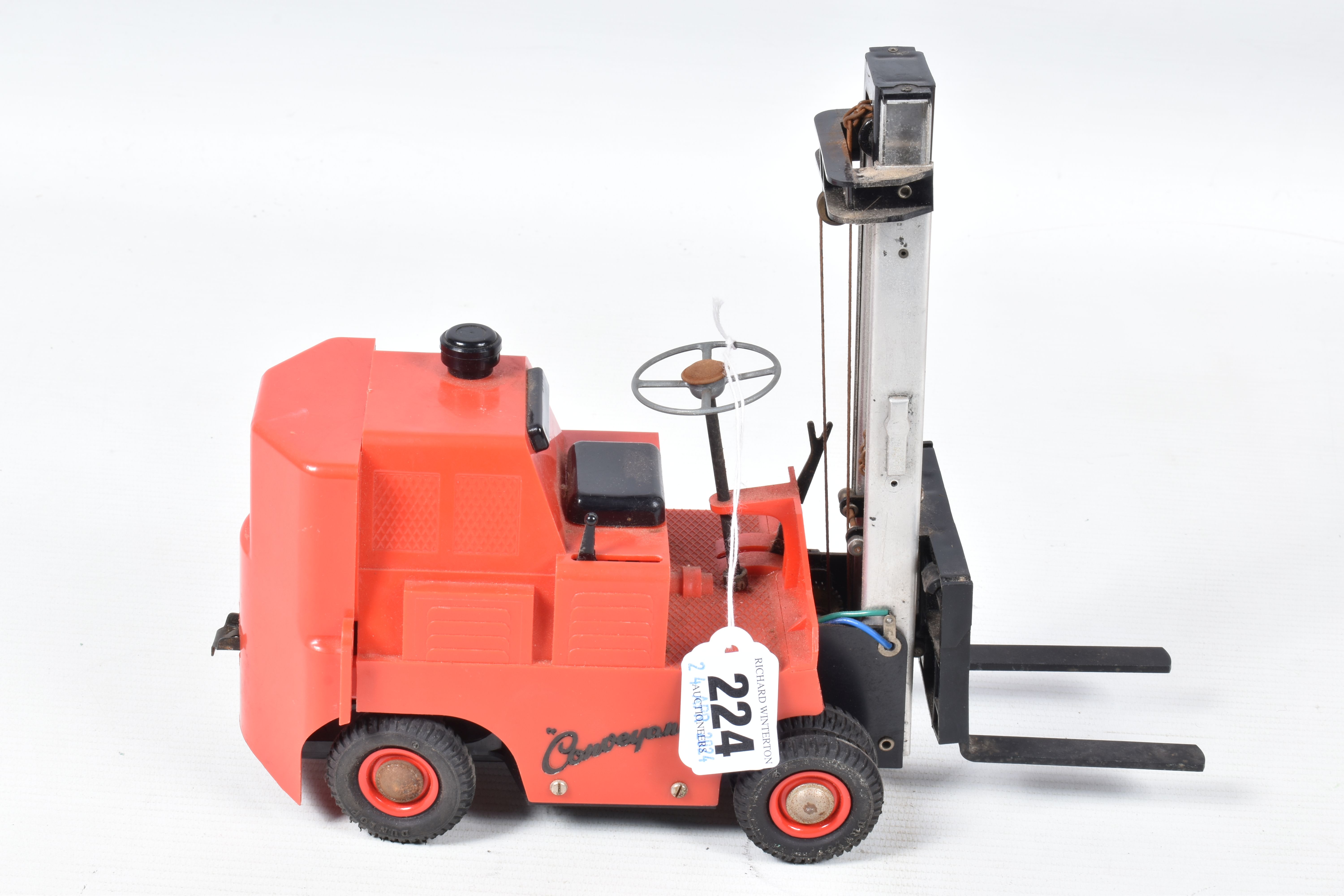 A BOXED VICTORY INDUSTRIES PLASTIC BATTERY OPERATED CONVEYANCER FORK LIFT TRUCK MODEL, 1/14 scale, - Image 6 of 9