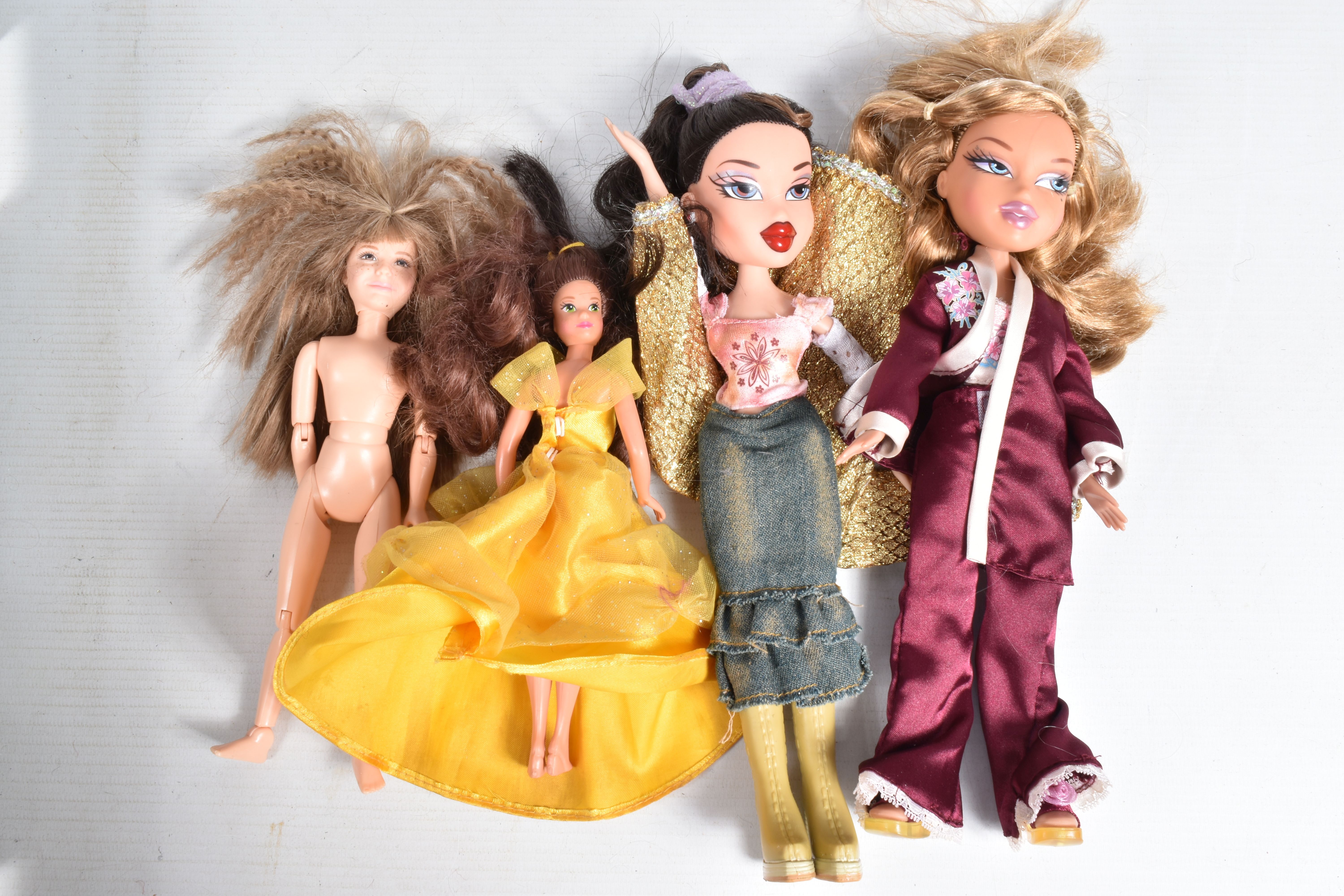 A QUANTITY OF MATTEL BARBIE AND OTHER MODERN DOLLS, assorted Barbie including several marked with - Image 9 of 10