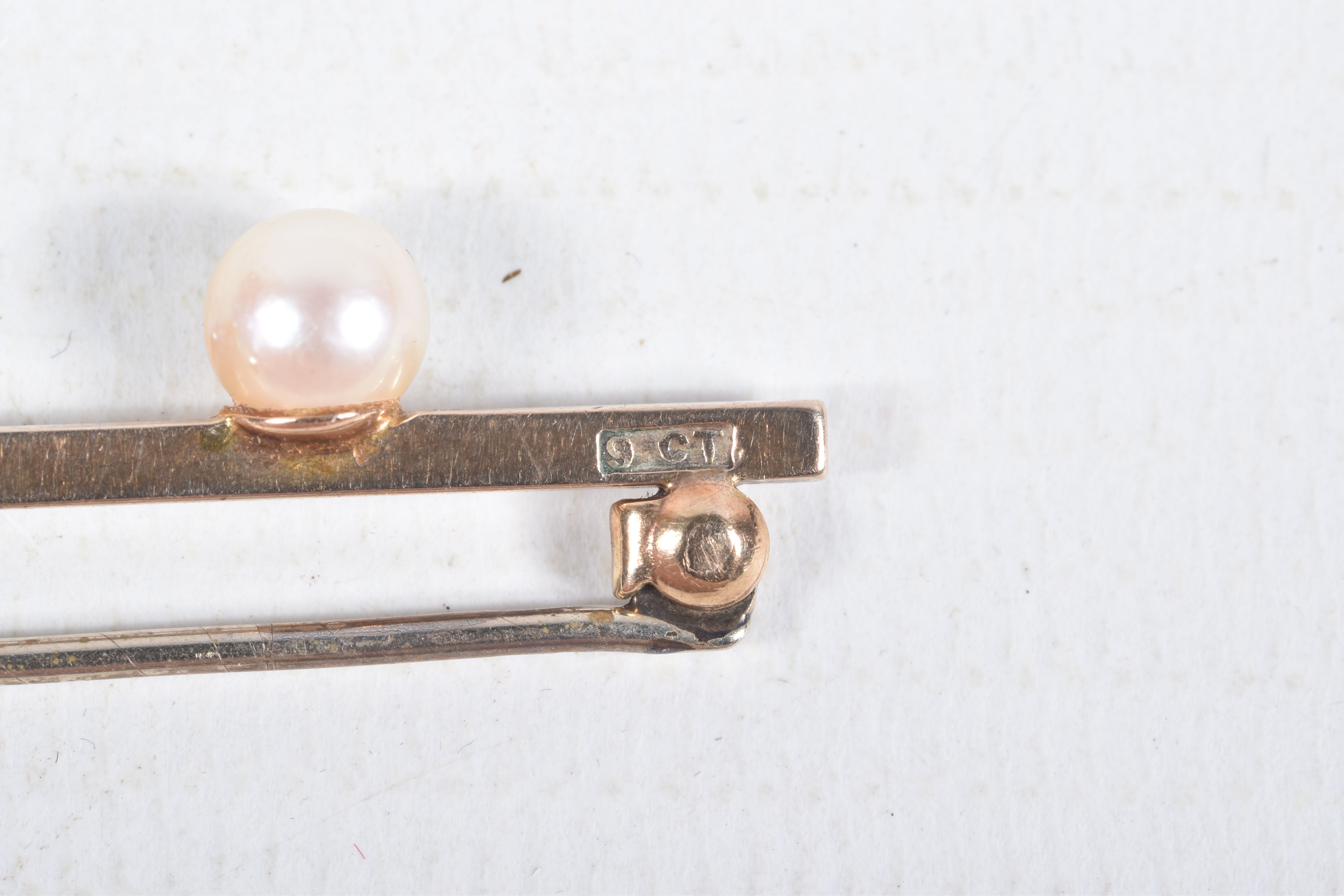 A YELLOW METAL DIAMOND AND CULTURED PEARL BAR BROOCH, a principally set old cut diamond, approximate - Image 3 of 3