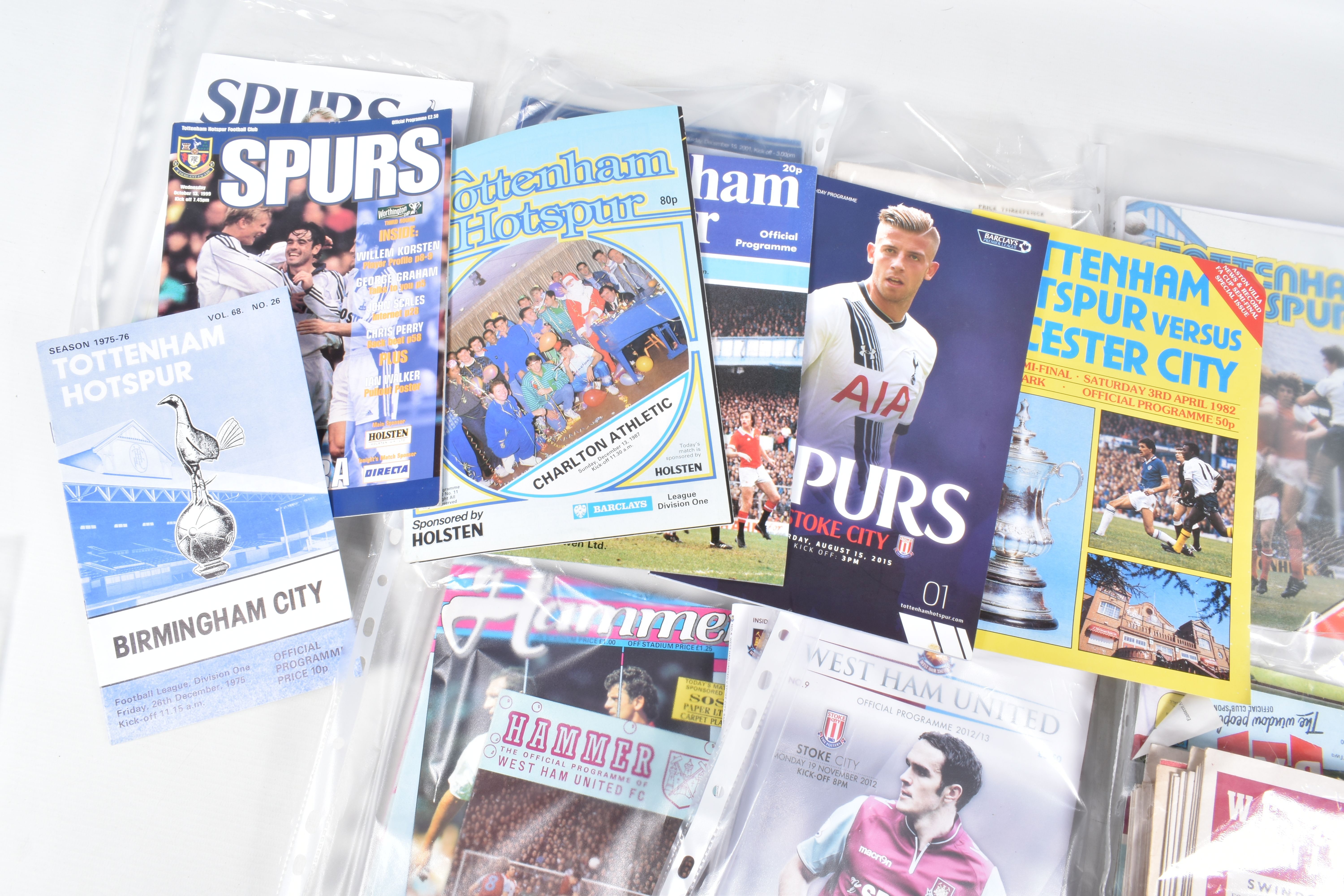 A COLLECTION OF PREMIER LEAGUE FOOTBALL CLUB PROGRAMMES APPROXIMATELY 100 OVER VARIOUS DECADES, to - Bild 2 aus 10