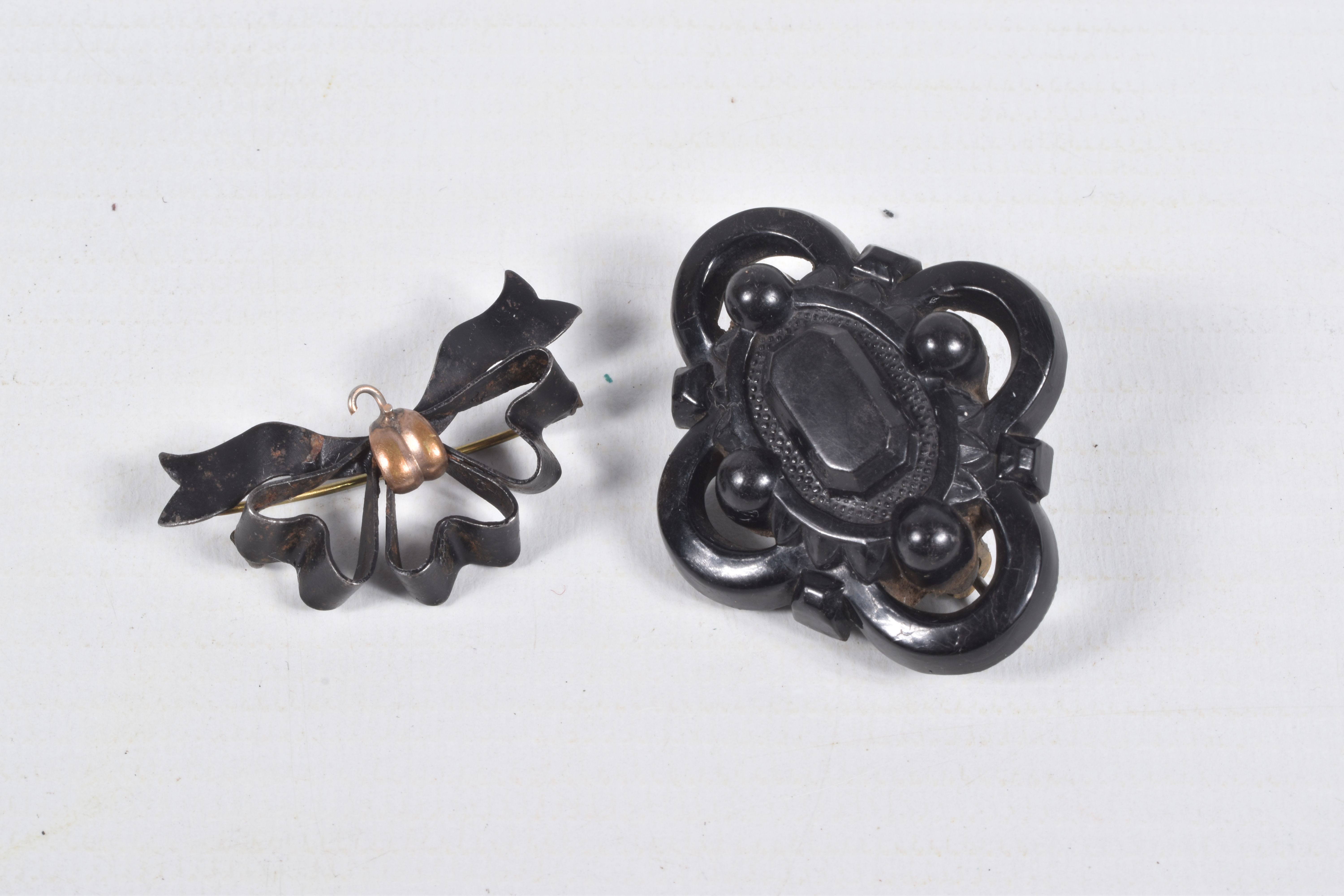 SIX LATE VICTORIAN/EARLY 20TH CENTURY BROOCHES, to include two carved jet brooches, both fitted with - Image 6 of 7