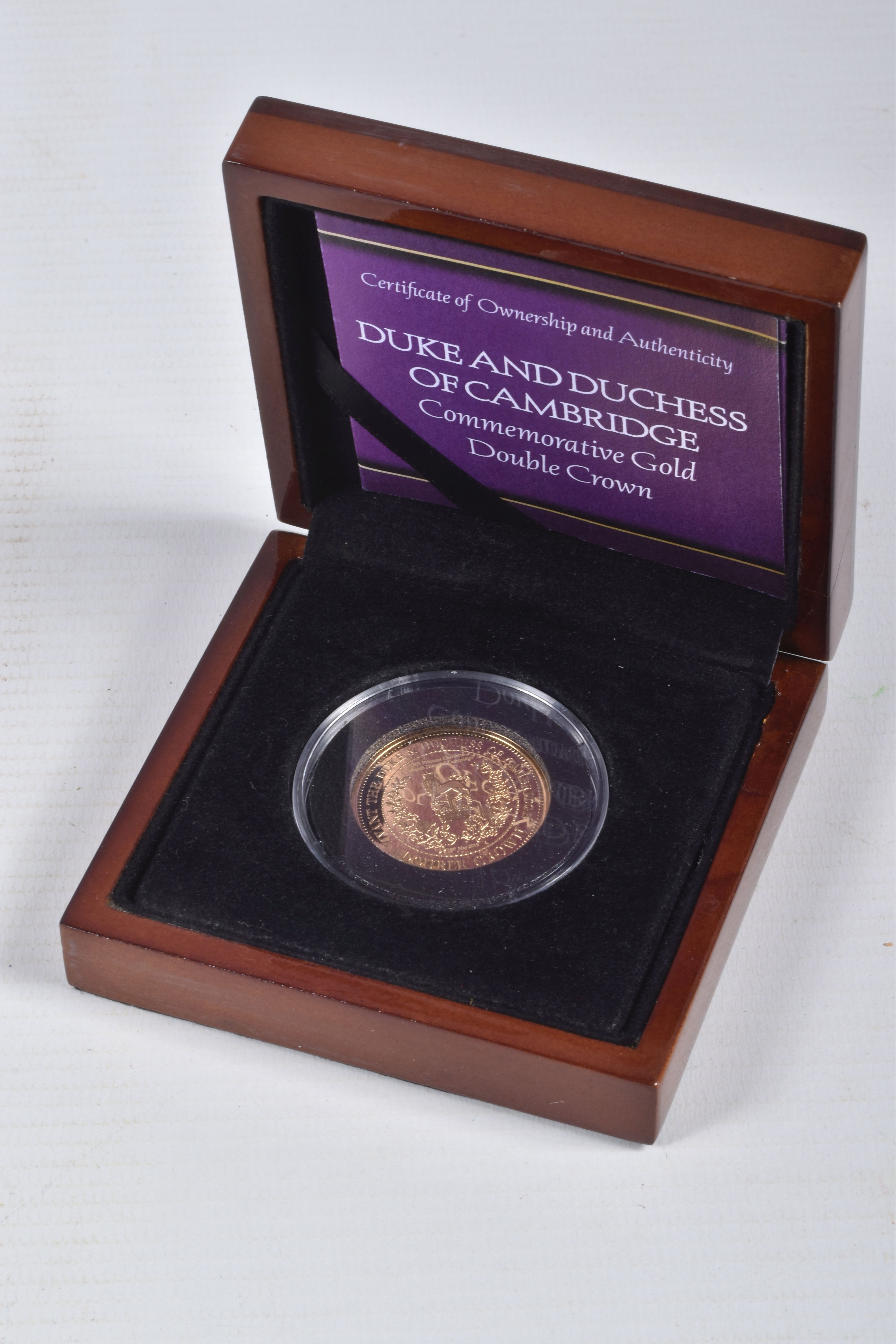 A BOXED DUKE AND DUCHESS OF CAMBRIDGE COMMEMORATIVE GOLD DOUBLE CROWN COIN, 2015, 9ct Gold, 28mm,