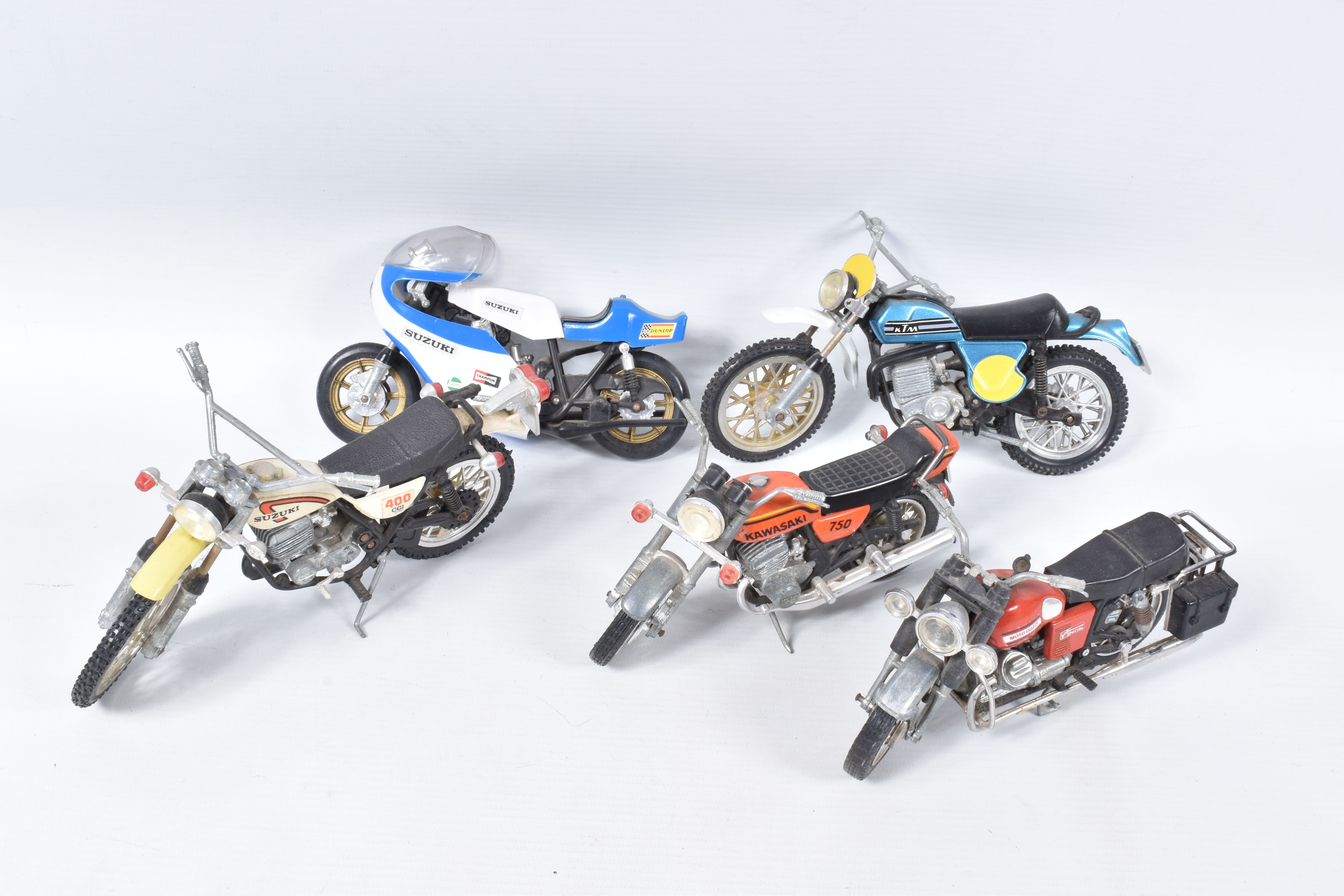 A TRAY OF BOXED AND UNBOXED MODEL TOY VEHCILES, to include a collection of unboxed motorcycles by - Bild 2 aus 8
