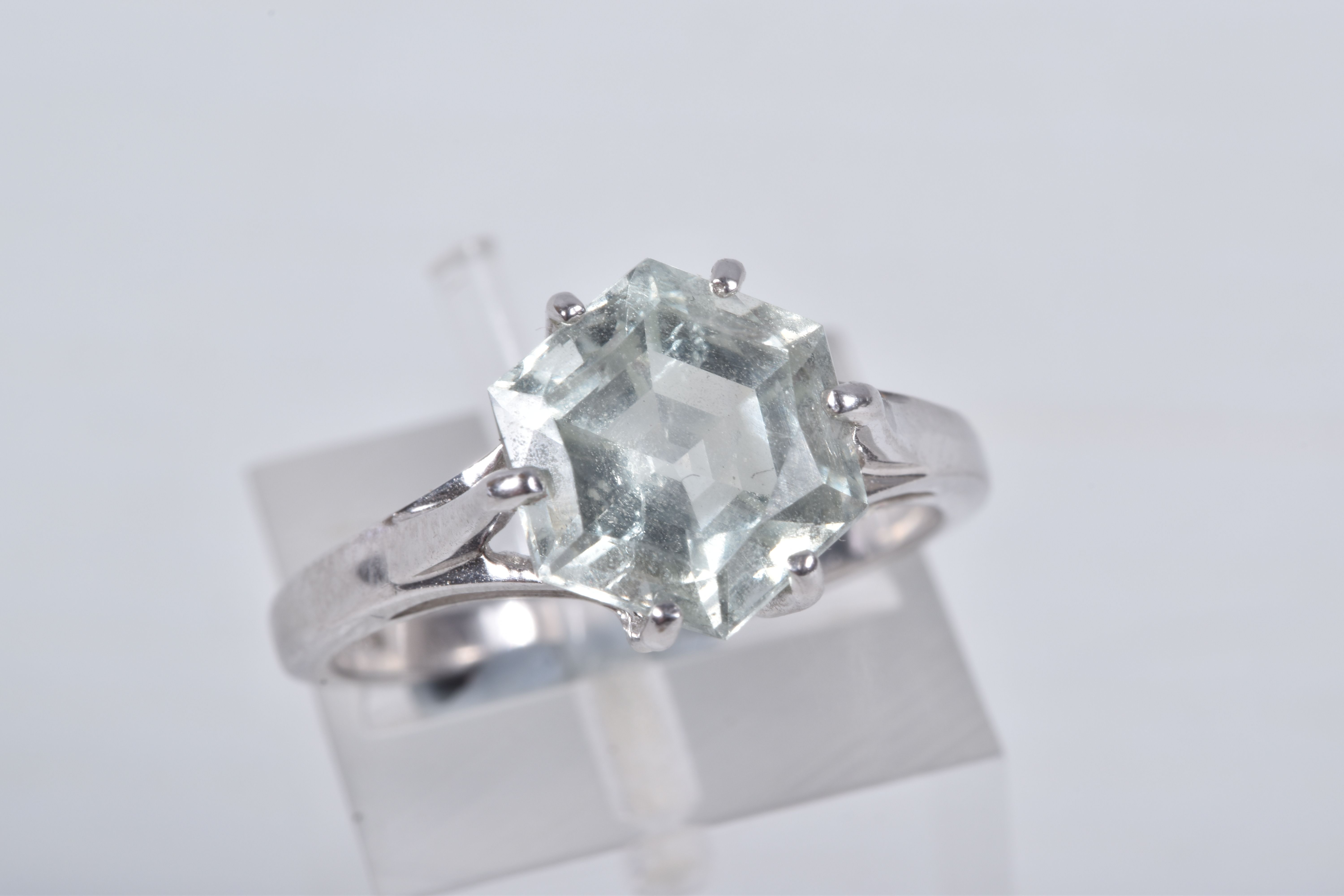 A MODERN 9CT WHITE GOLD BERYL SINGLE STONE RING, set with a hexagonal shaped mixed cut pale green - Image 2 of 5