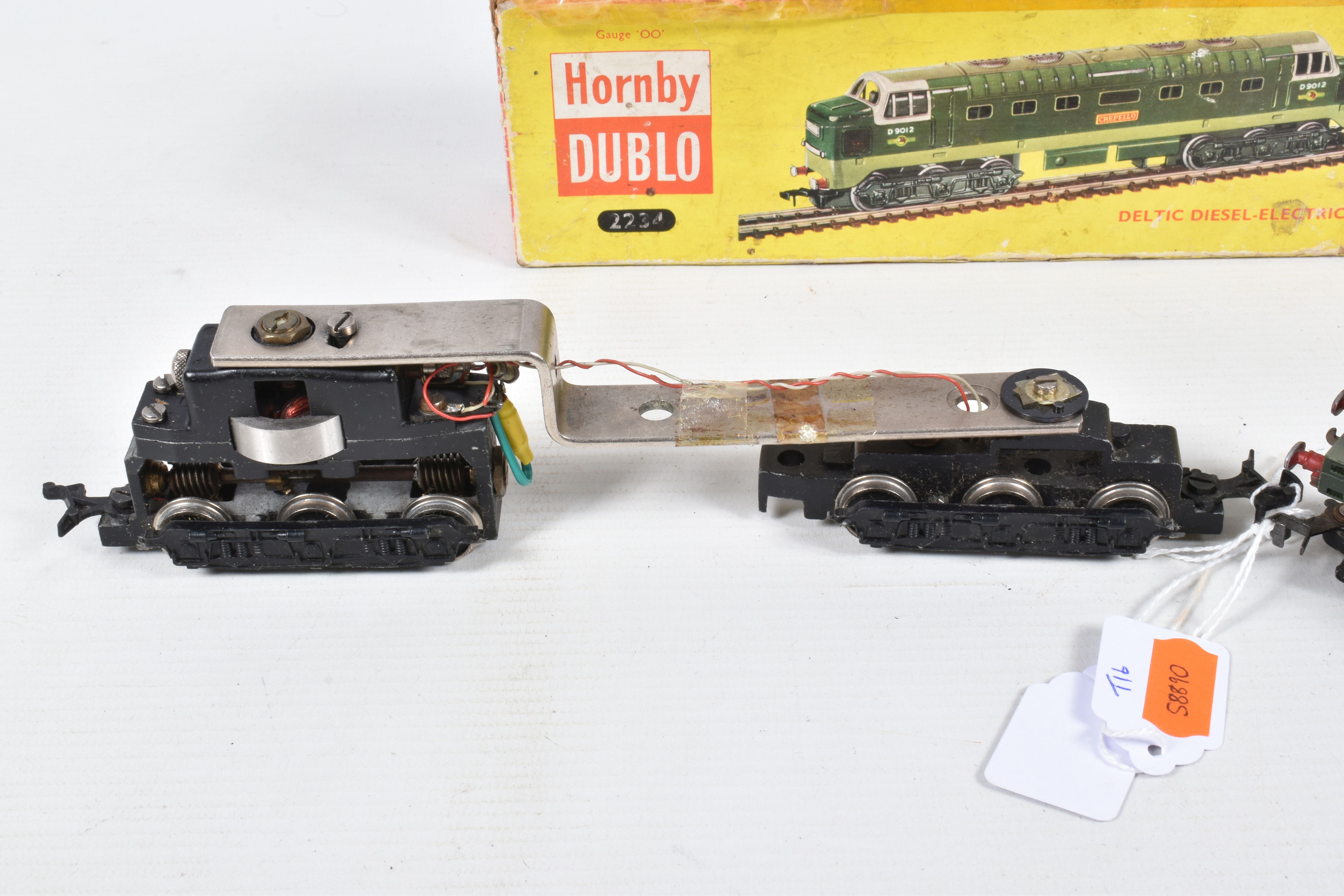 A BOXED HORNBY DUBLO CLASS 55 DELTIC LOCOMOTIVE, 'Crepello' No.D9012, (2234), with an unboxed Hornby - Image 3 of 6