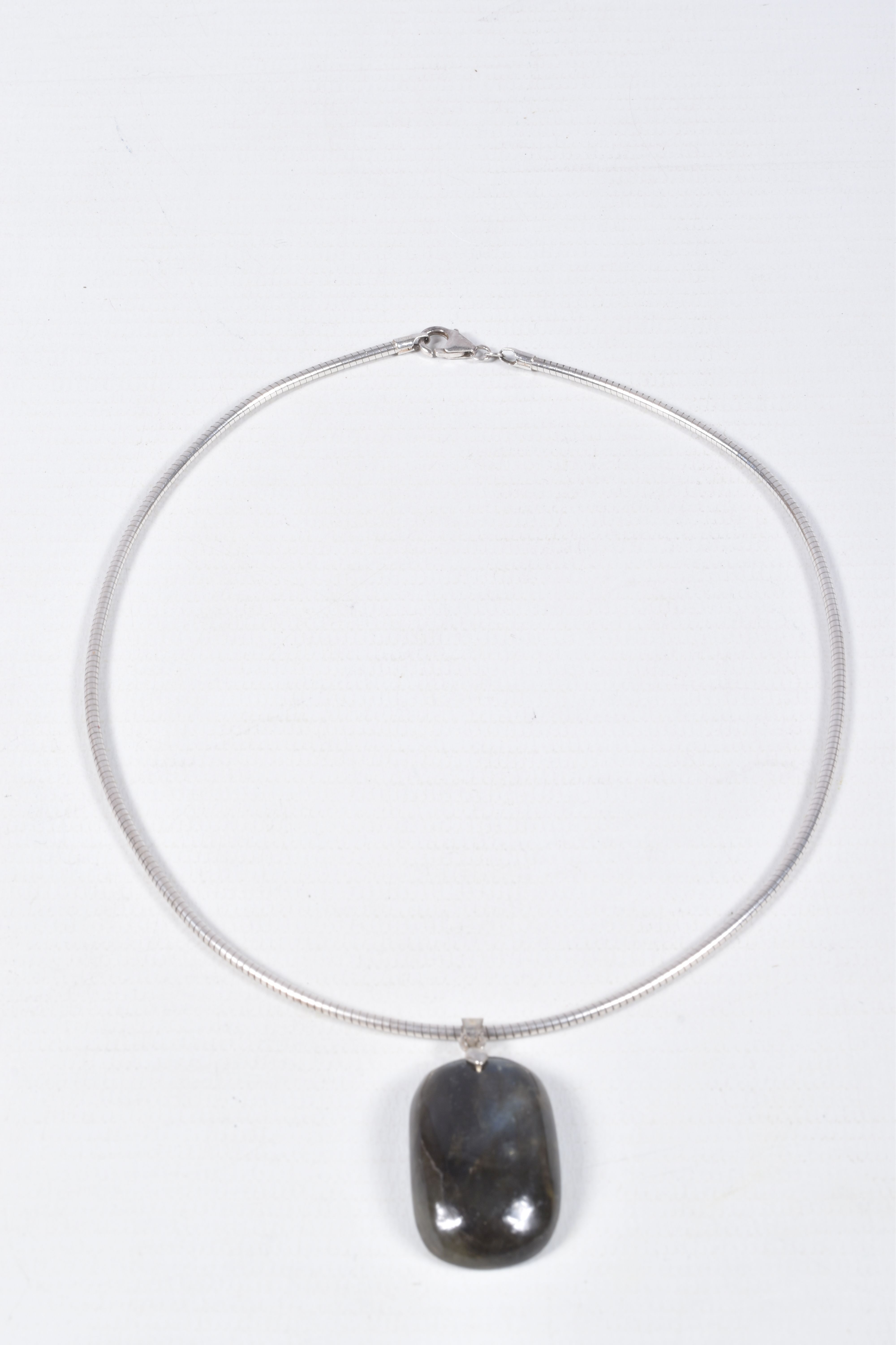 A SMALL ASSORTMENT OF JEWELLERY, to include a labradorite pendant, suspended from a white metal - Image 2 of 12