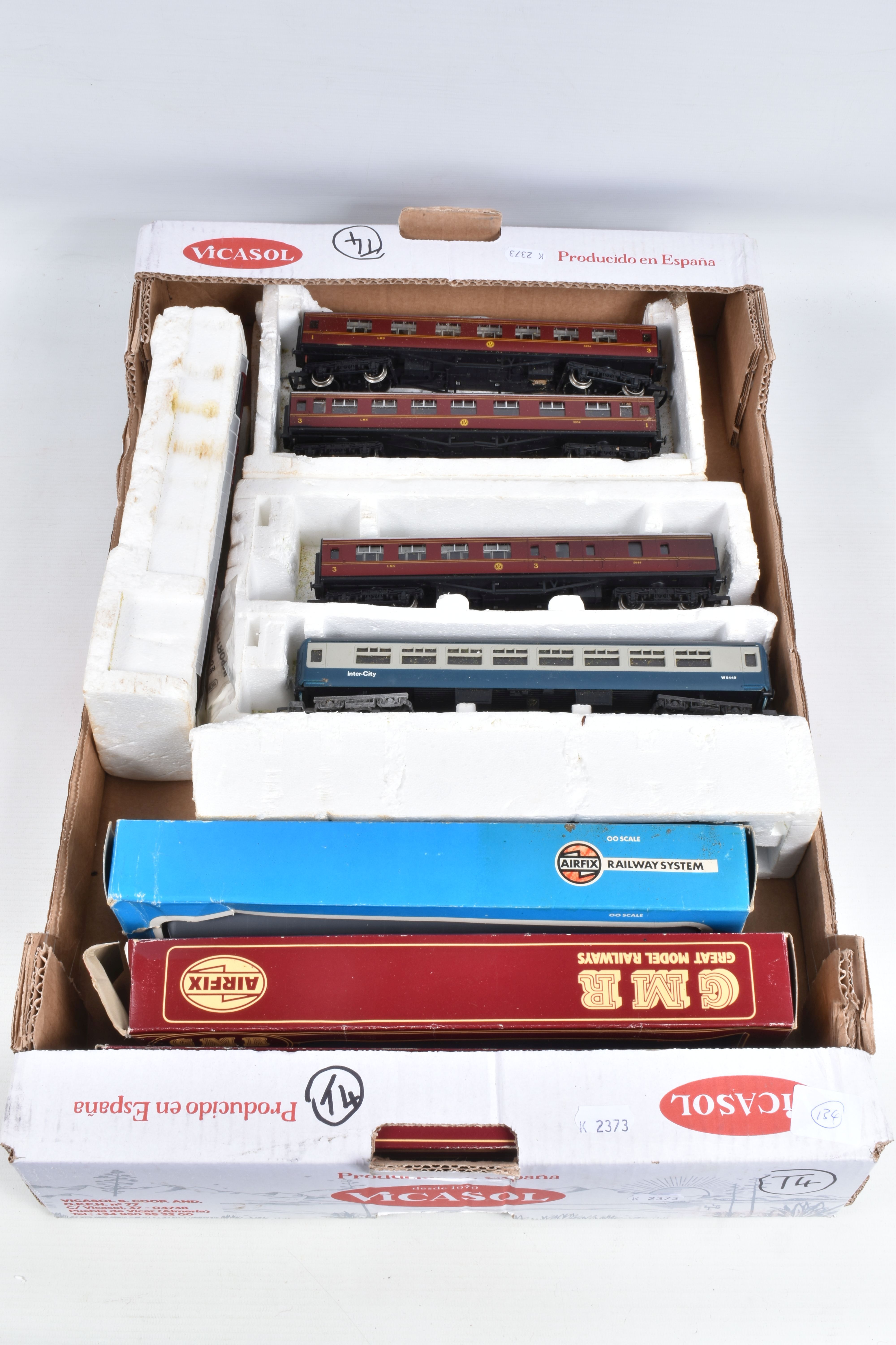 A QUANTITY OF BOXED AND UNBOXED OO GAUGE MODEL RAILWAY ROLLING STOCK, TRACK AND ACCESSORIES, to - Image 6 of 11
