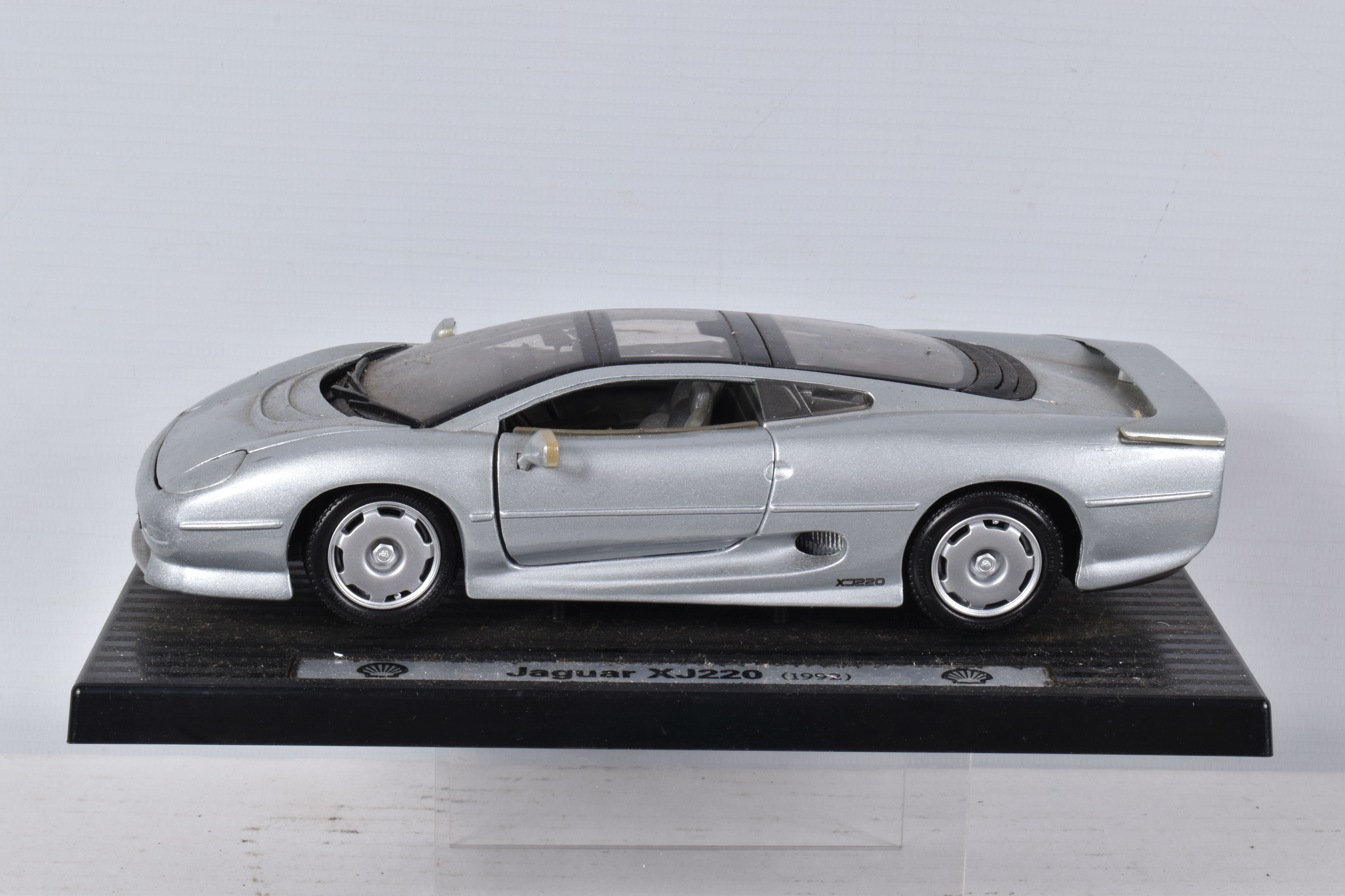 FIVE BOXED AND FOUR LOOSE MODEL VEHICLES, boxed models include a 1:18 scale Maisto Aston Martin - Bild 8 aus 24