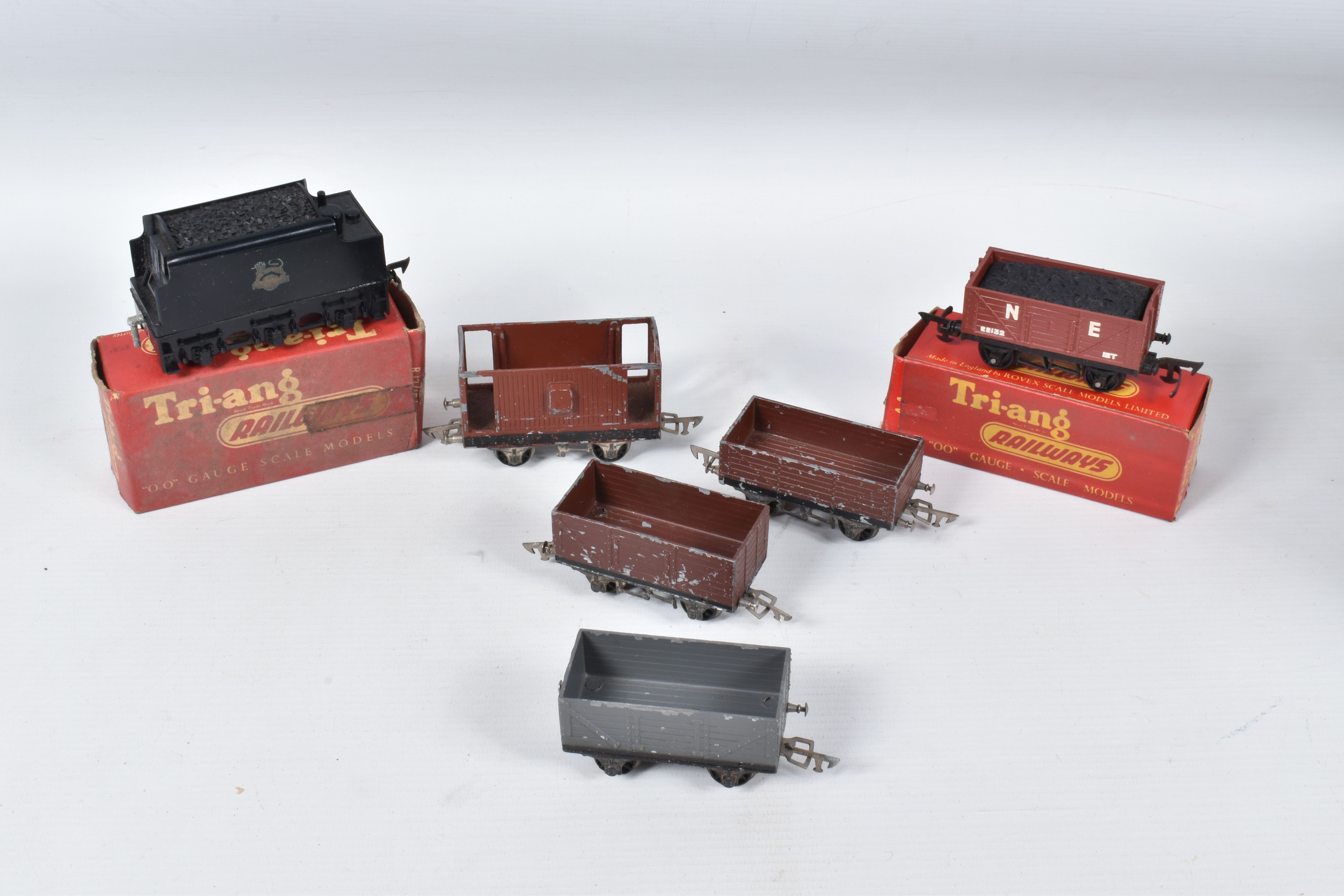 A QUANTITY OF BOXED TRI-ANG RAILWAYS OO GAUGE MODEL RAILWAYS ITEMS, to include Princess class - Image 3 of 5