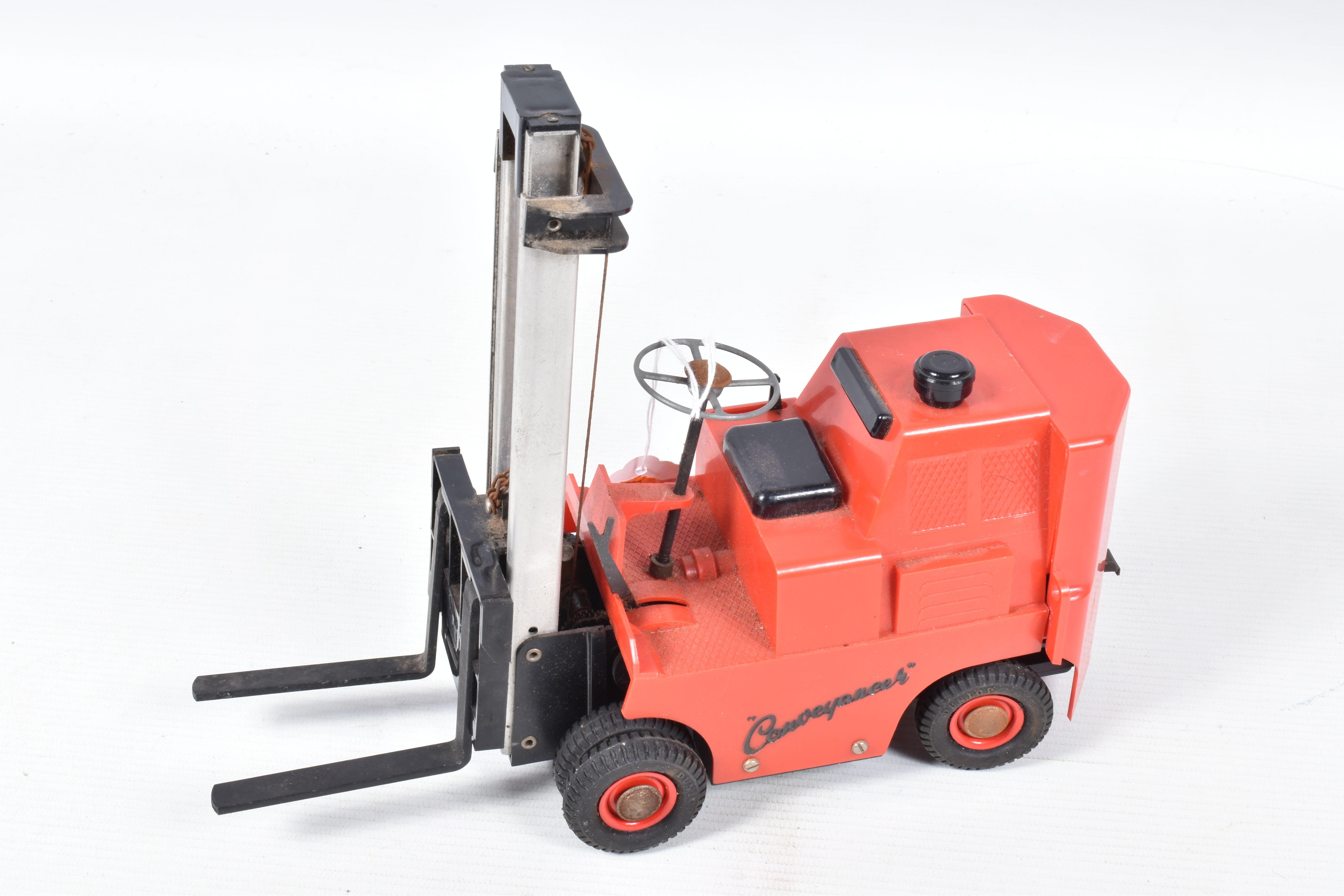 A BOXED VICTORY INDUSTRIES PLASTIC BATTERY OPERATED CONVEYANCER FORK LIFT TRUCK MODEL, 1/14 scale, - Image 4 of 9