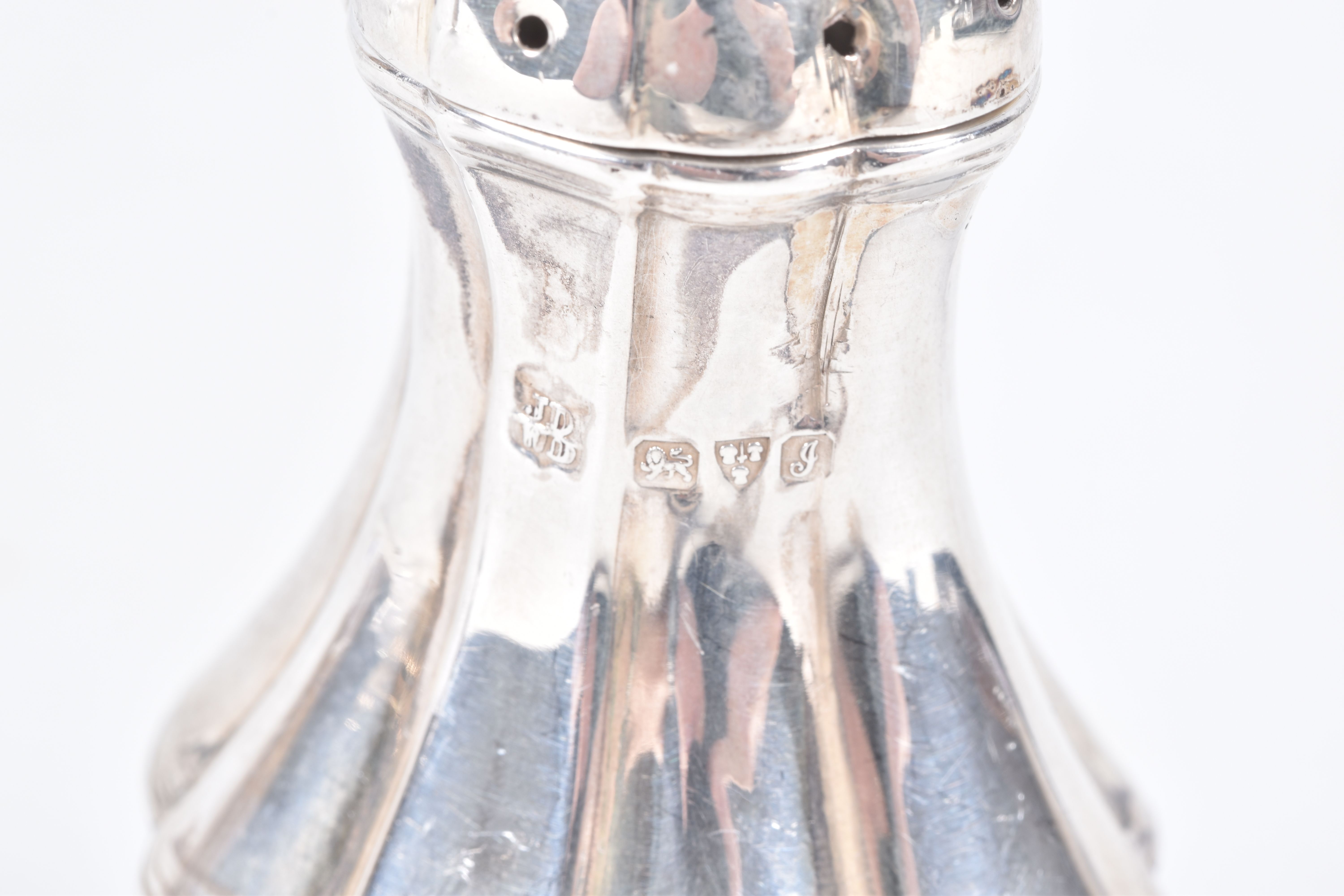 A PAIR OF EDWARDIAN SILVER PEPPERETTES, baluster form, on oval bases with pointed finial covers, - Image 5 of 5