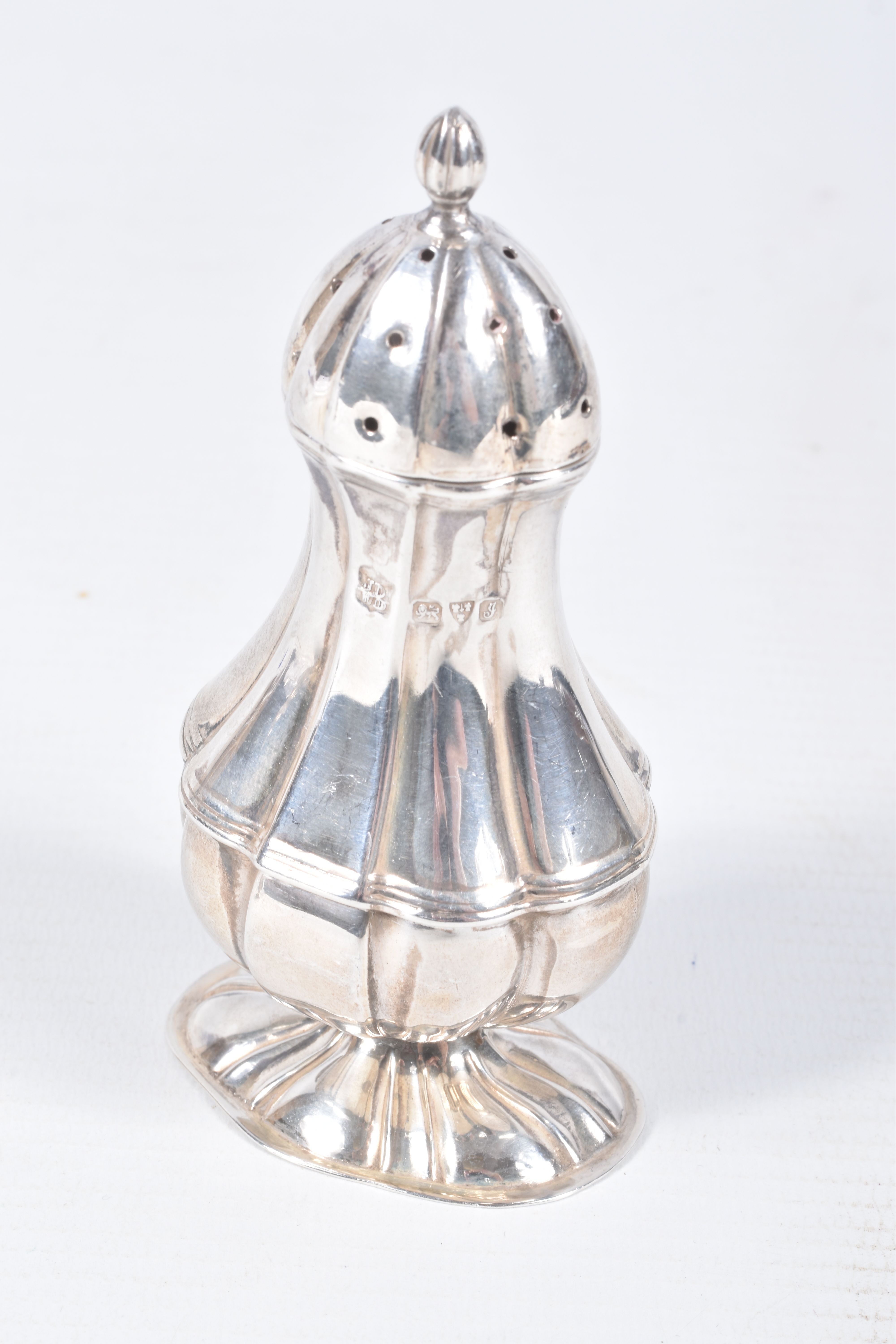 A PAIR OF EDWARDIAN SILVER PEPPERETTES, baluster form, on oval bases with pointed finial covers, - Image 4 of 5