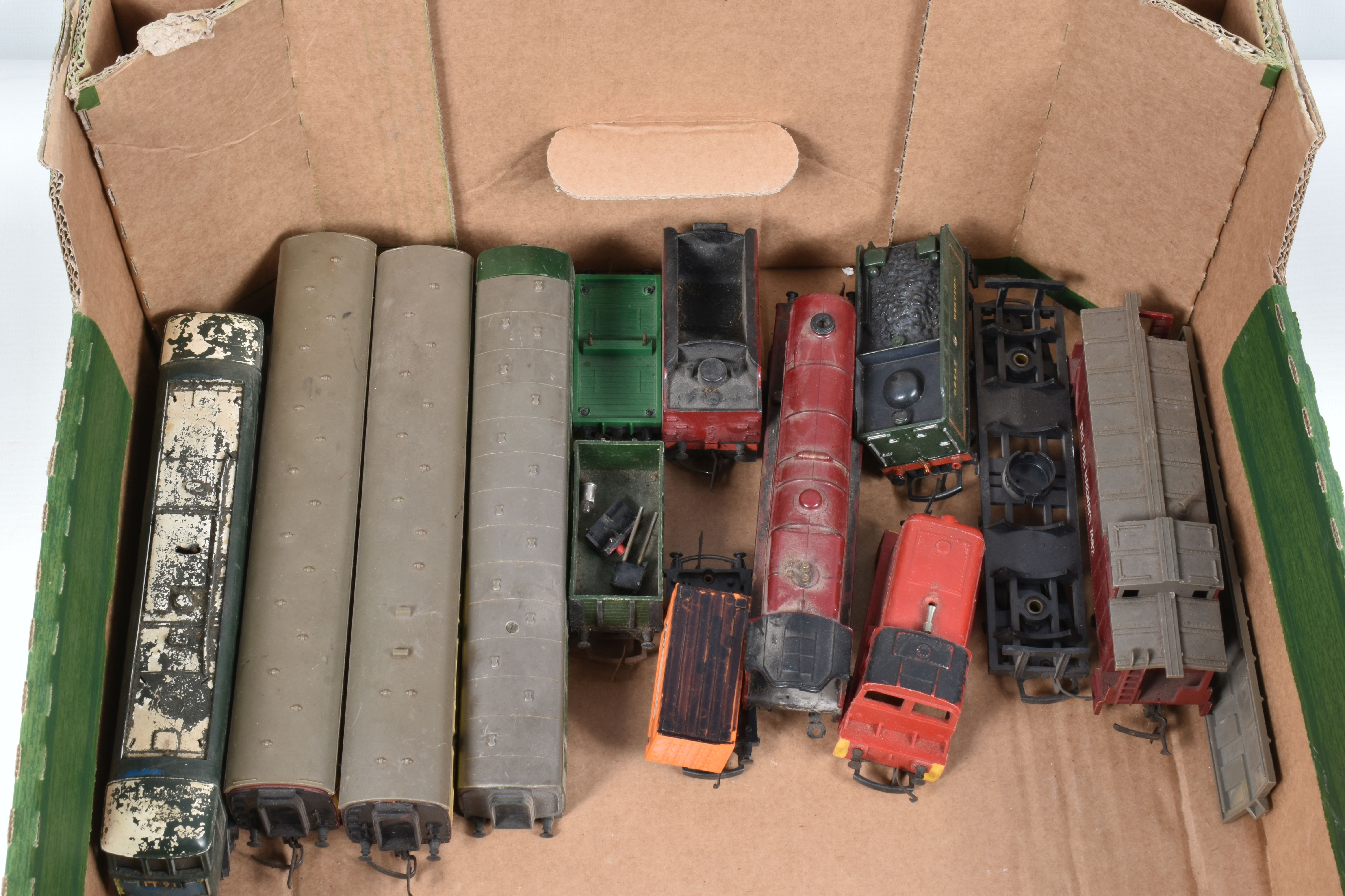 A QUANTITY OF UNBOXED AND ASSORTED OO GAUGE MODEL RAILWAY ITEMS, to include Hornby class 43 - Image 2 of 5