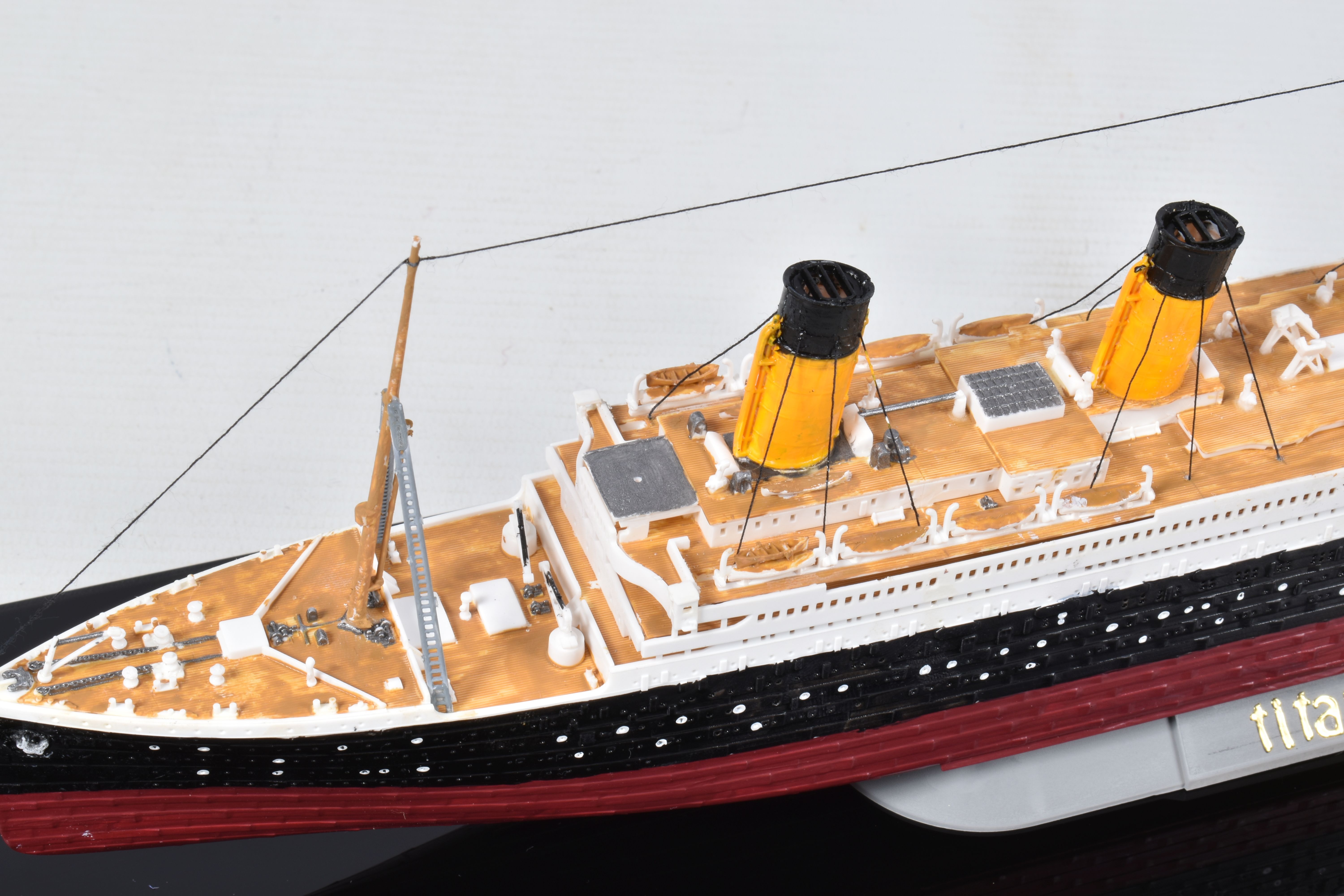 THREE CONSTRUCTED REVELL PLASTIC KITS OF BRITISH SHIPS ALL HOUSED IN PERSPEX DISPLAY CASES, ' - Bild 19 aus 21