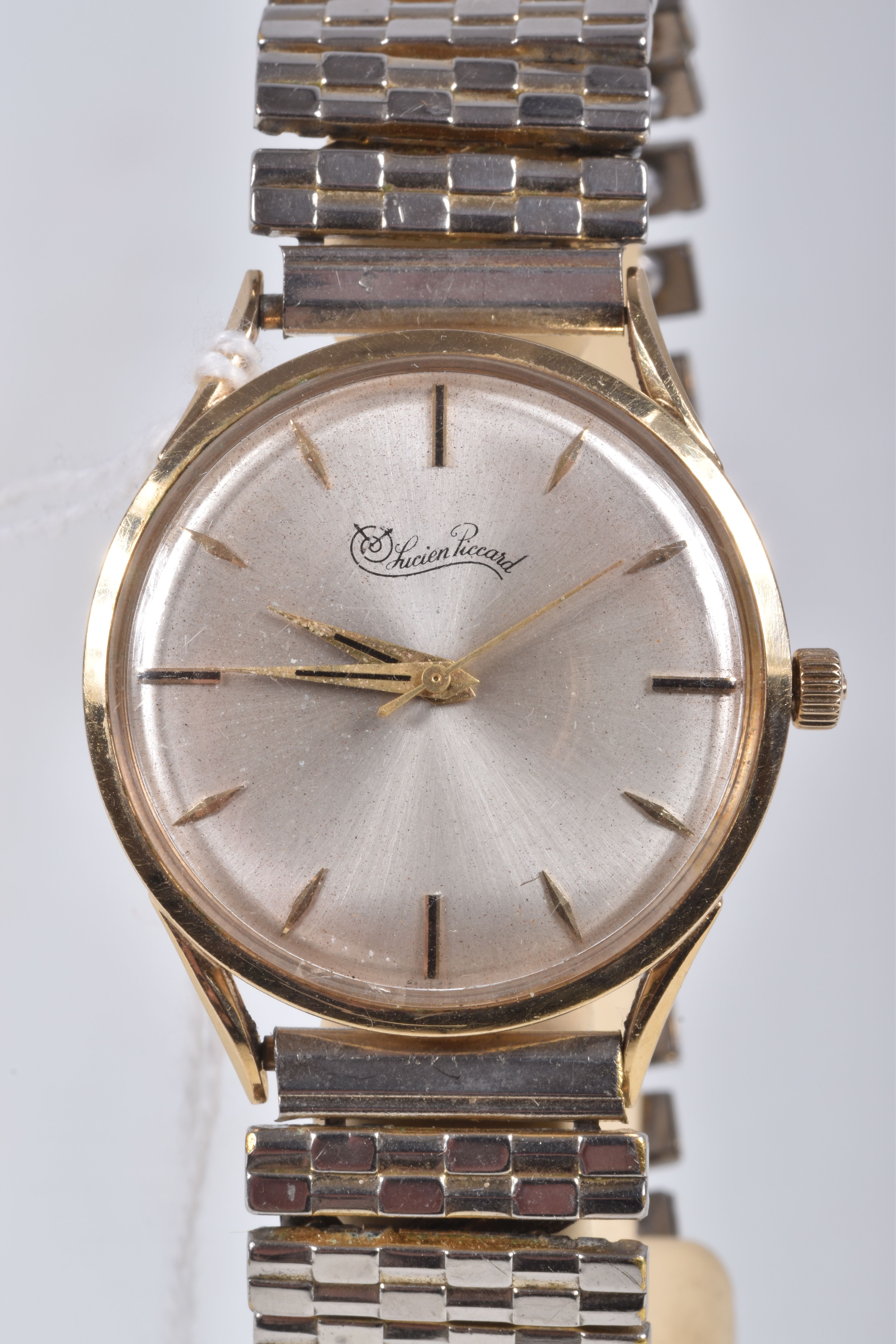 A GENTLEMAN'S WRISTWATCH, the circular face with gold coloured baton hour markers and hands, face