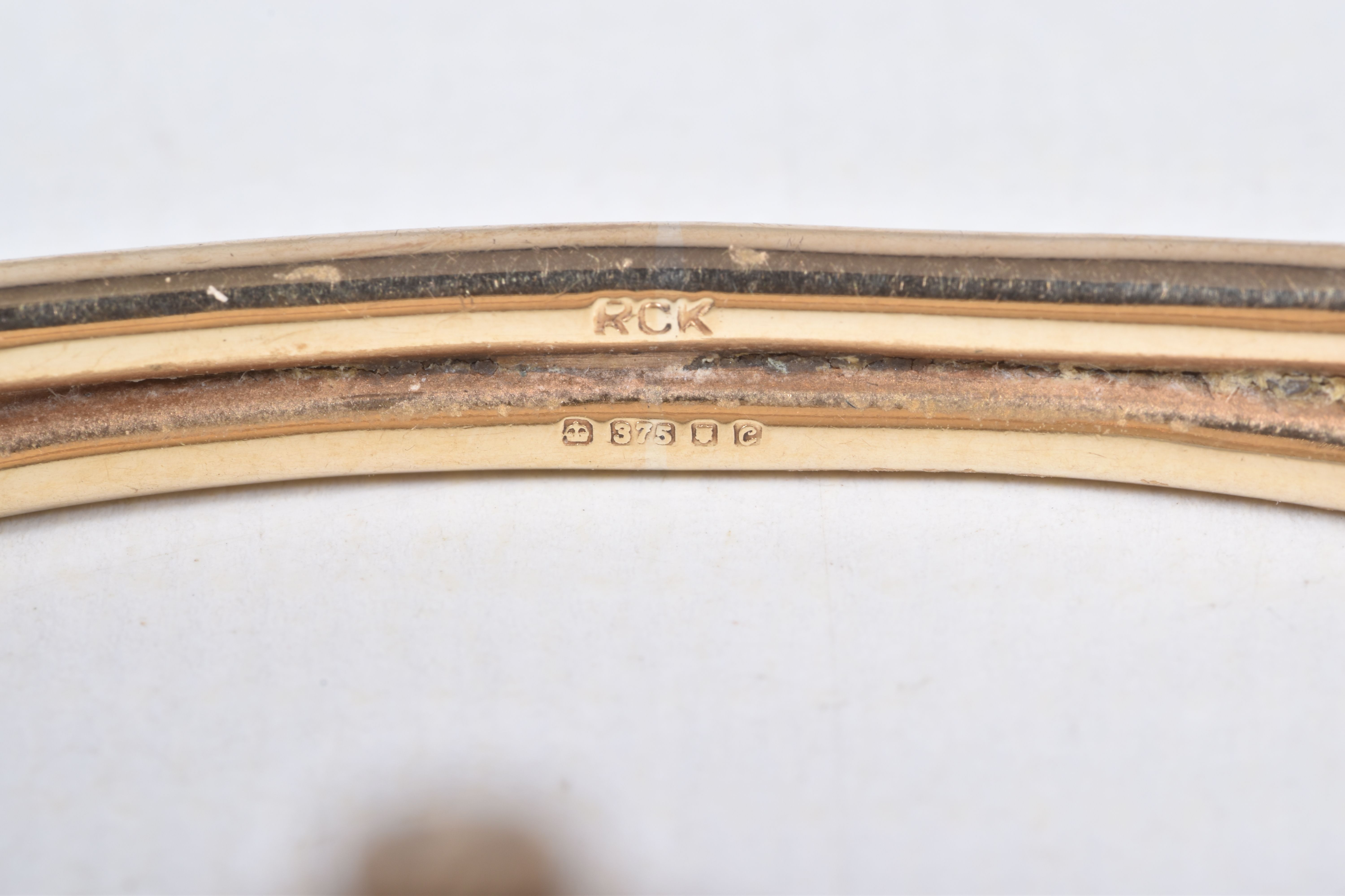 A 9CT GOLD 'ROY KING' LADIES WRISTWATCH, hand wound movement, round dial signed 'Roy King', baton - Image 3 of 6