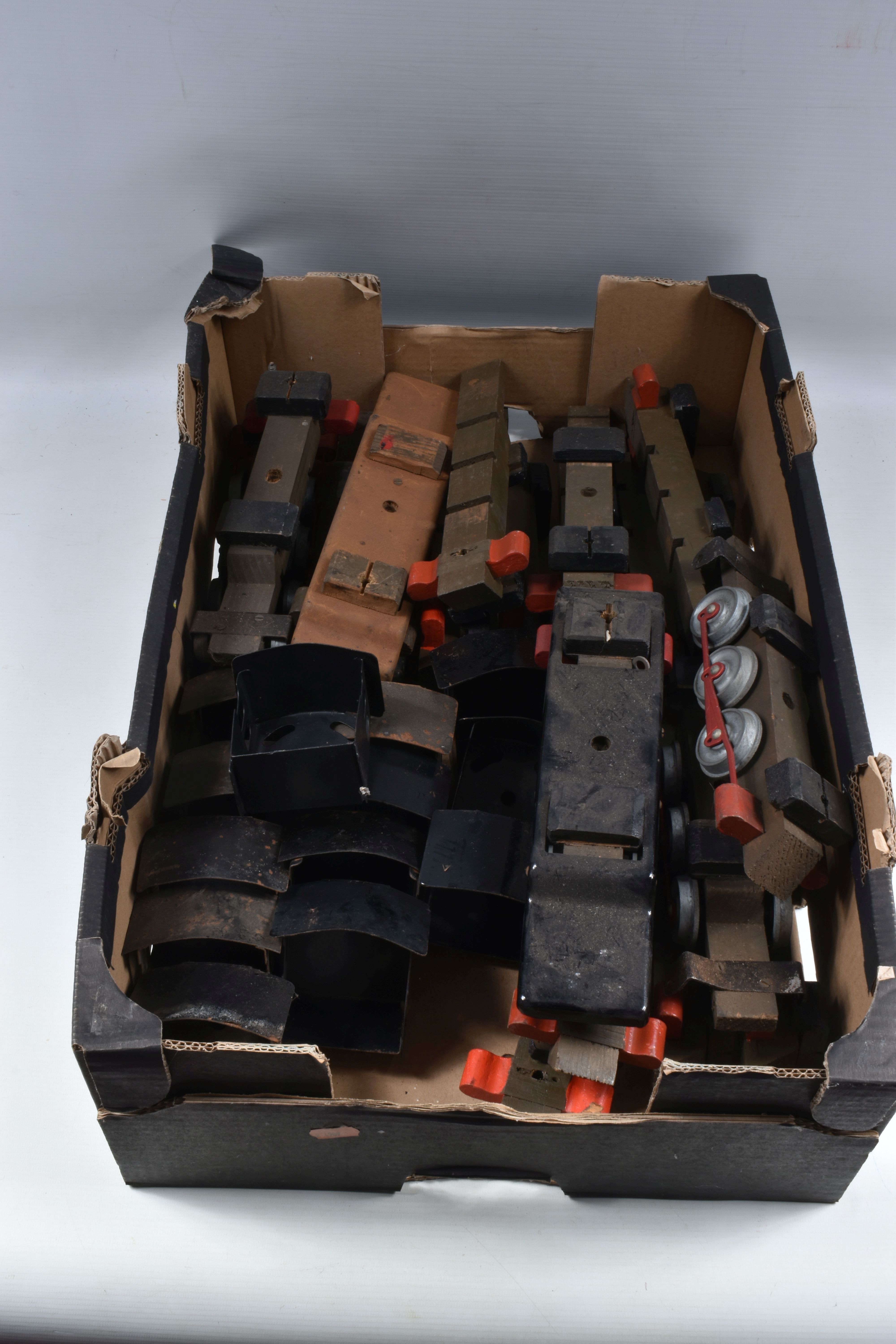 A LARGE QUANTITY OF 'UNITOY' SUPPLIES ENGINE UNIT PARTS, No.R.T.101, comprising a large quantity - Image 8 of 14