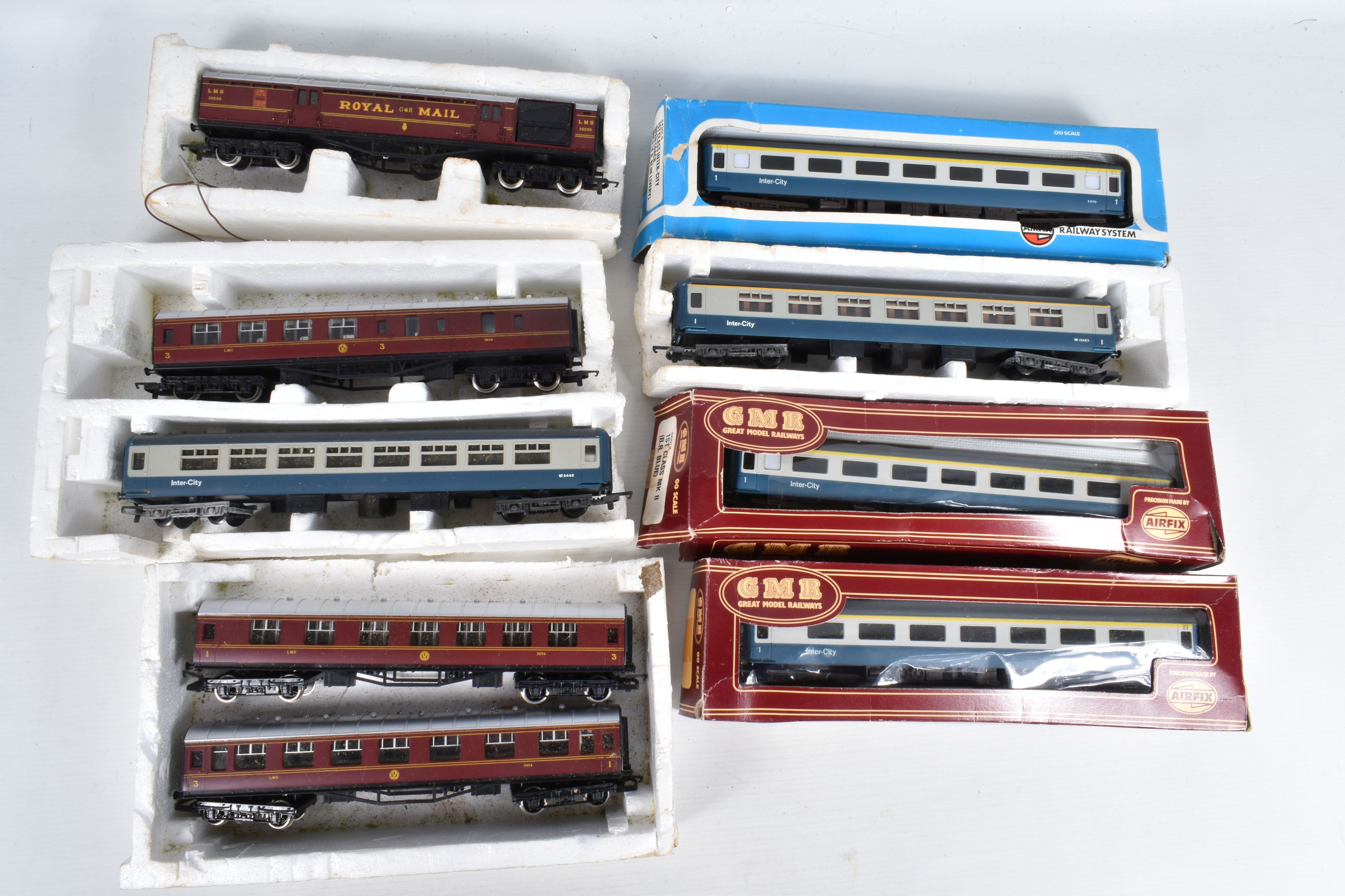 A QUANTITY OF BOXED AND UNBOXED OO GAUGE MODEL RAILWAY ROLLING STOCK, TRACK AND ACCESSORIES, to - Image 7 of 11