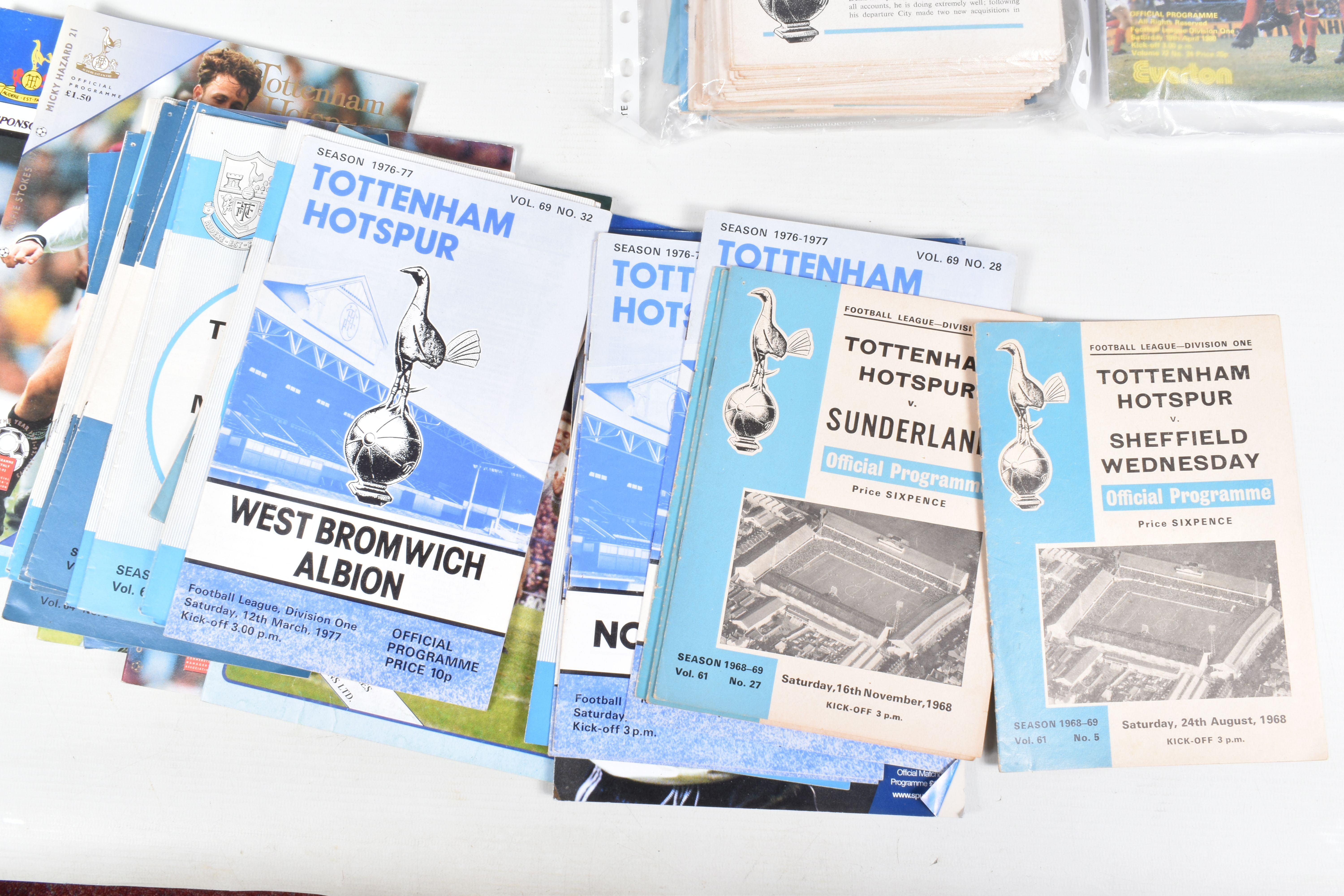 A COLLECTION OF PREMIER LEAGUE FOOTBALL CLUB PROGRAMMES APPROXIMATELY 100 OVER VARIOUS DECADES, to - Bild 8 aus 10