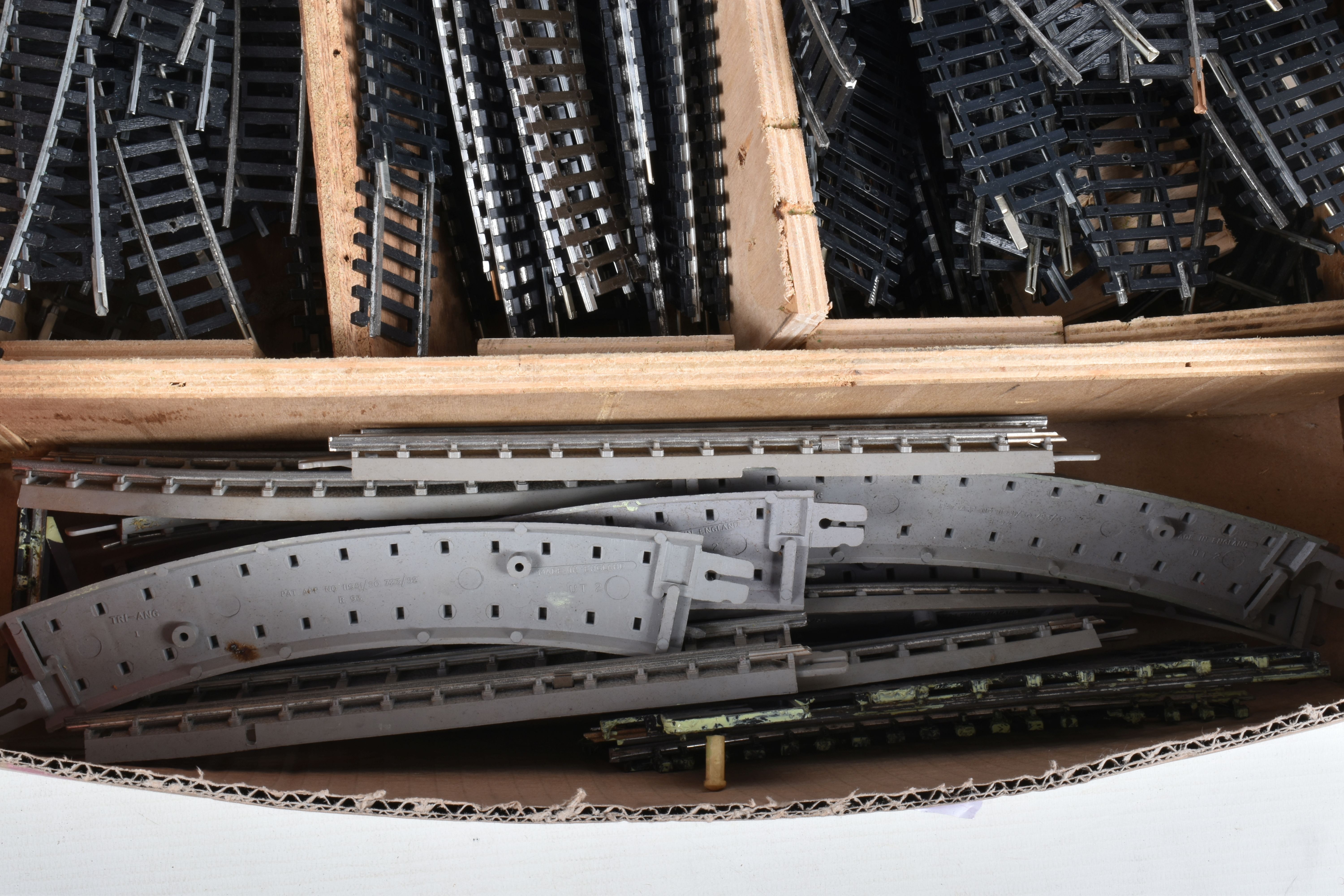 A QUANTITY OF BOXED AND UNBOXED OO GAUGE MODEL RAILWAY ROLLING STOCK, TRACK AND ACCESSORIES, to - Image 5 of 11