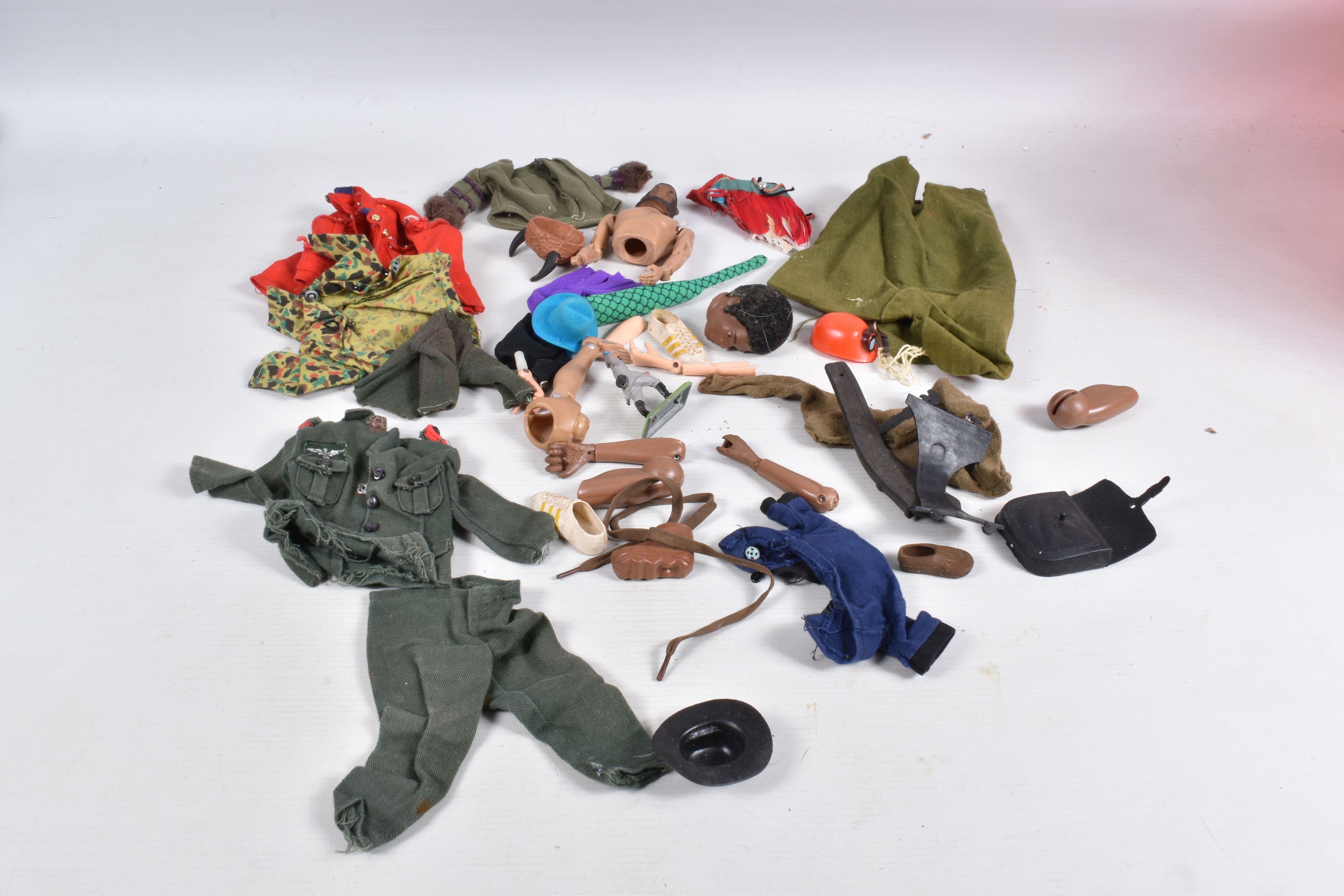 A QUANTITY OF UNBOXED AND ASSORTED ACTION MAN AND OTHER FIGURES AND ACCESSORIES, to include the - Image 8 of 8