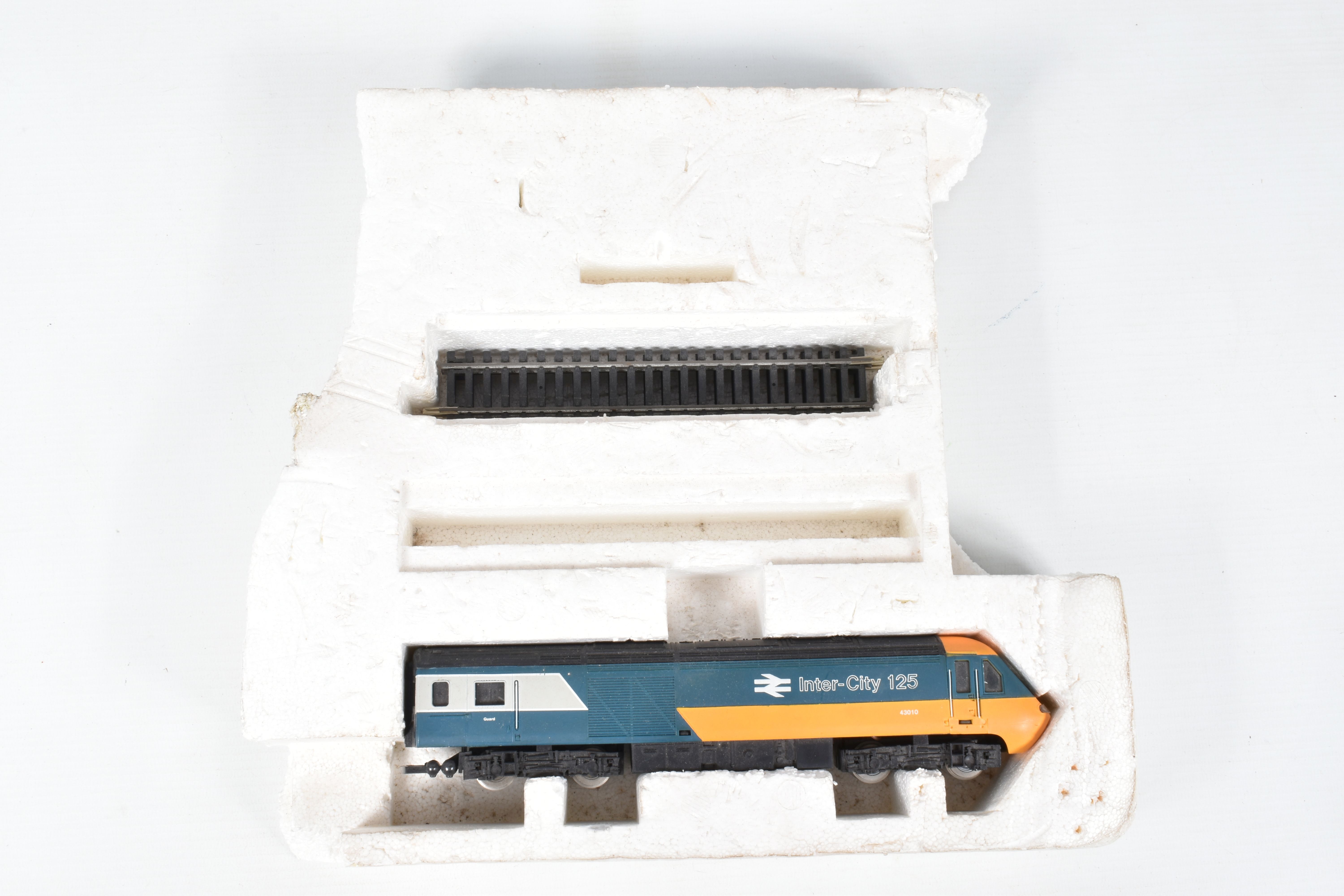 A QUANTITY OF UNBOXED AND ASSORTED OO GAUGE MODEL RAILWAY ITEMS, to include Hornby class 43 - Image 5 of 5