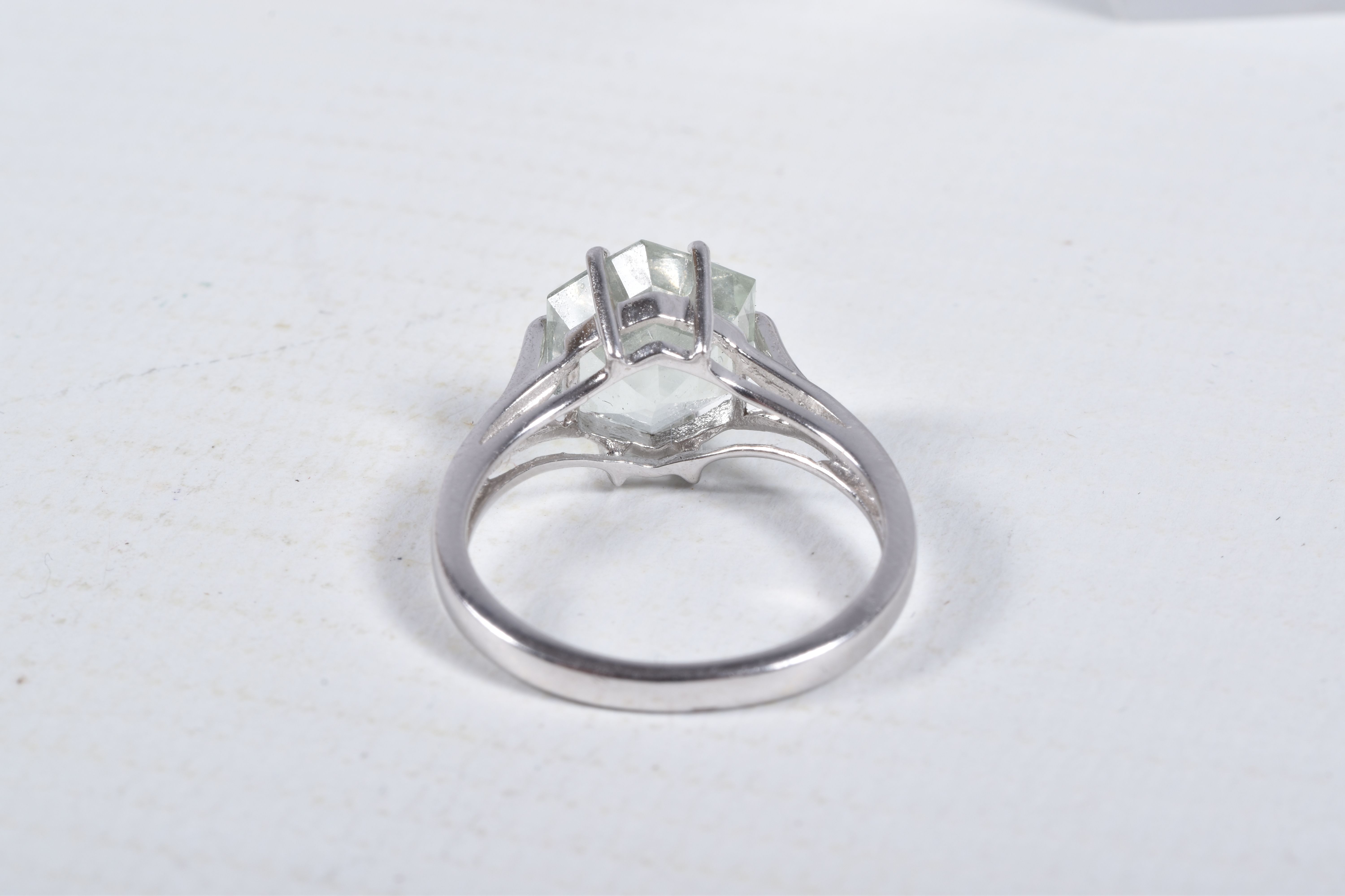 A MODERN 9CT WHITE GOLD BERYL SINGLE STONE RING, set with a hexagonal shaped mixed cut pale green - Image 5 of 5