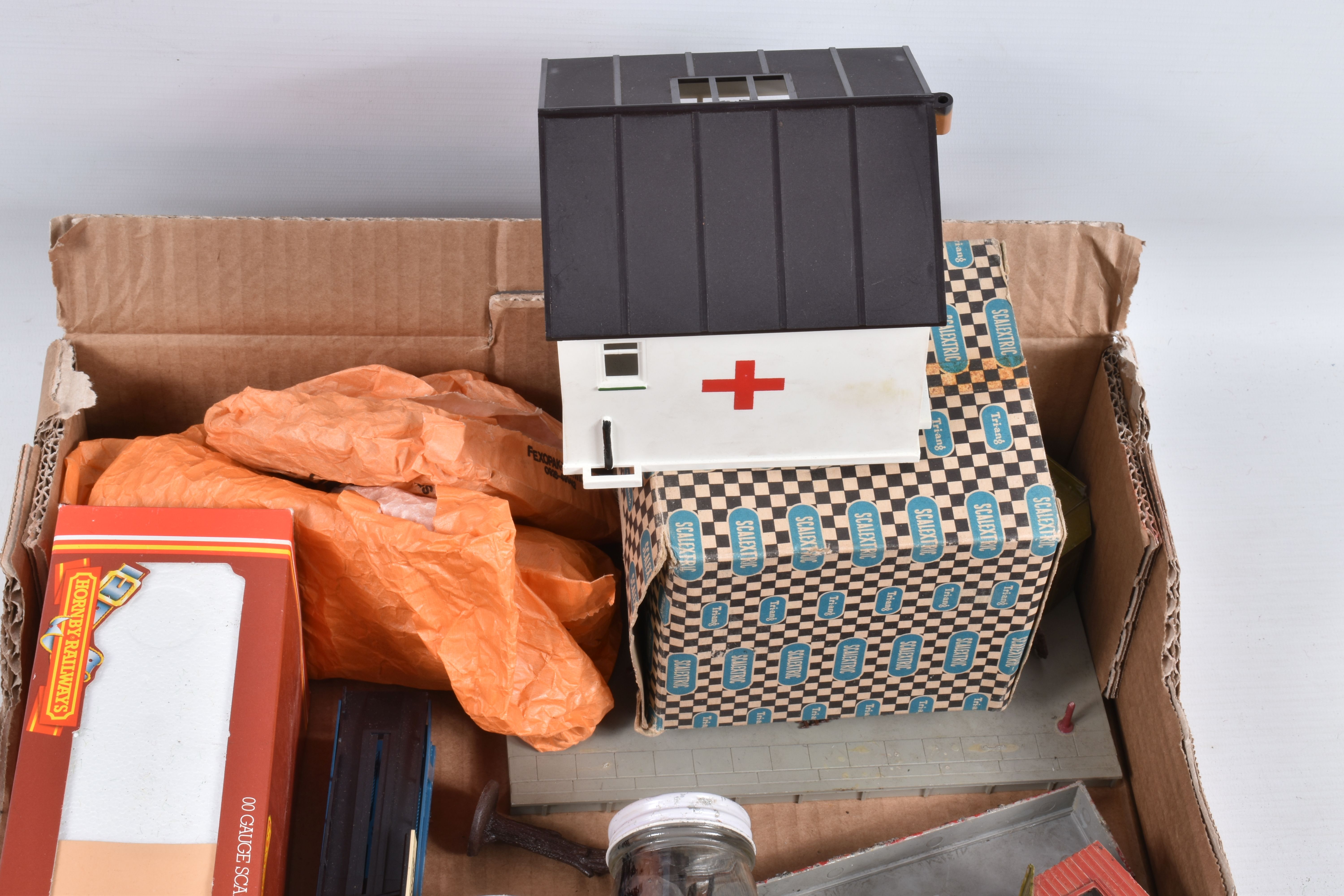 A QUANTITY OF BOXED AND UNBOXED OO GAUGE MODEL RAILWAY ROLLING STOCK, TRACK AND ACCESSORIES, to - Image 11 of 11