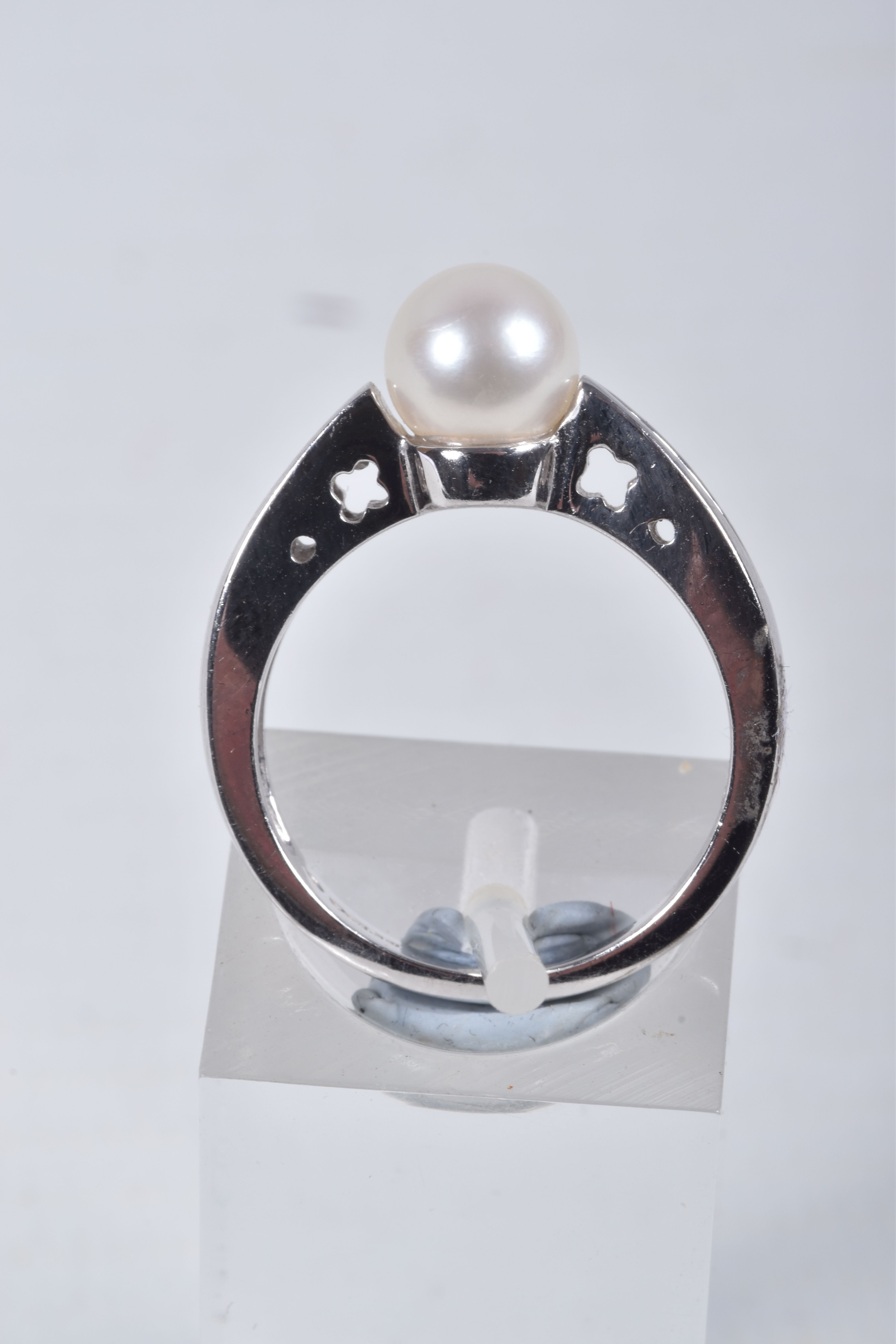 A MODERN 9CT WHITE GOLD CULTURED PEARL AND DIAMOND RING, set with a cultured pearl, measuring - Image 4 of 5