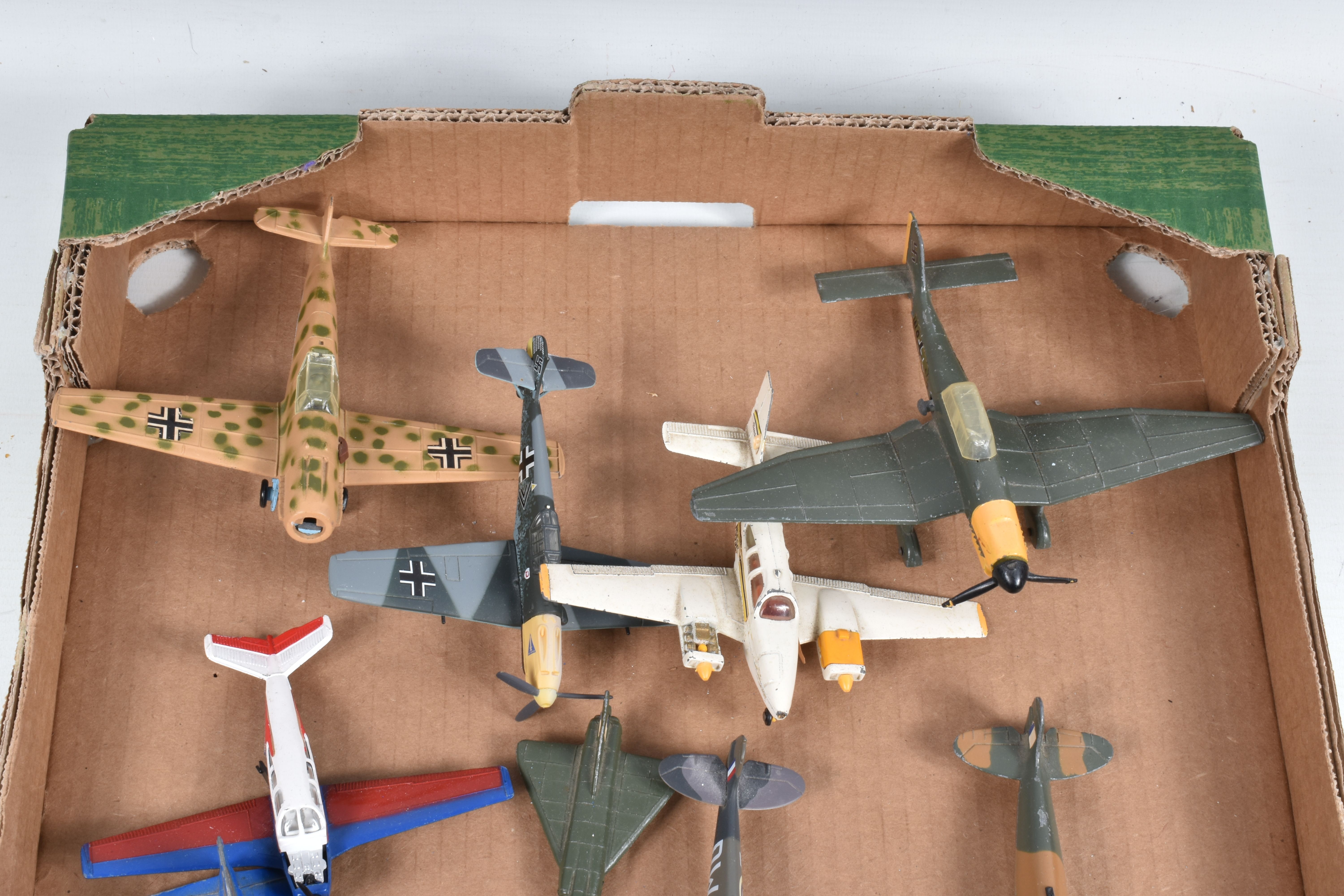 THREE BOXES OF BOXED AND UNBOXED MODEL VEHICLES AND AIRCRAFTS, some of the model aircrafts include a - Bild 7 aus 13