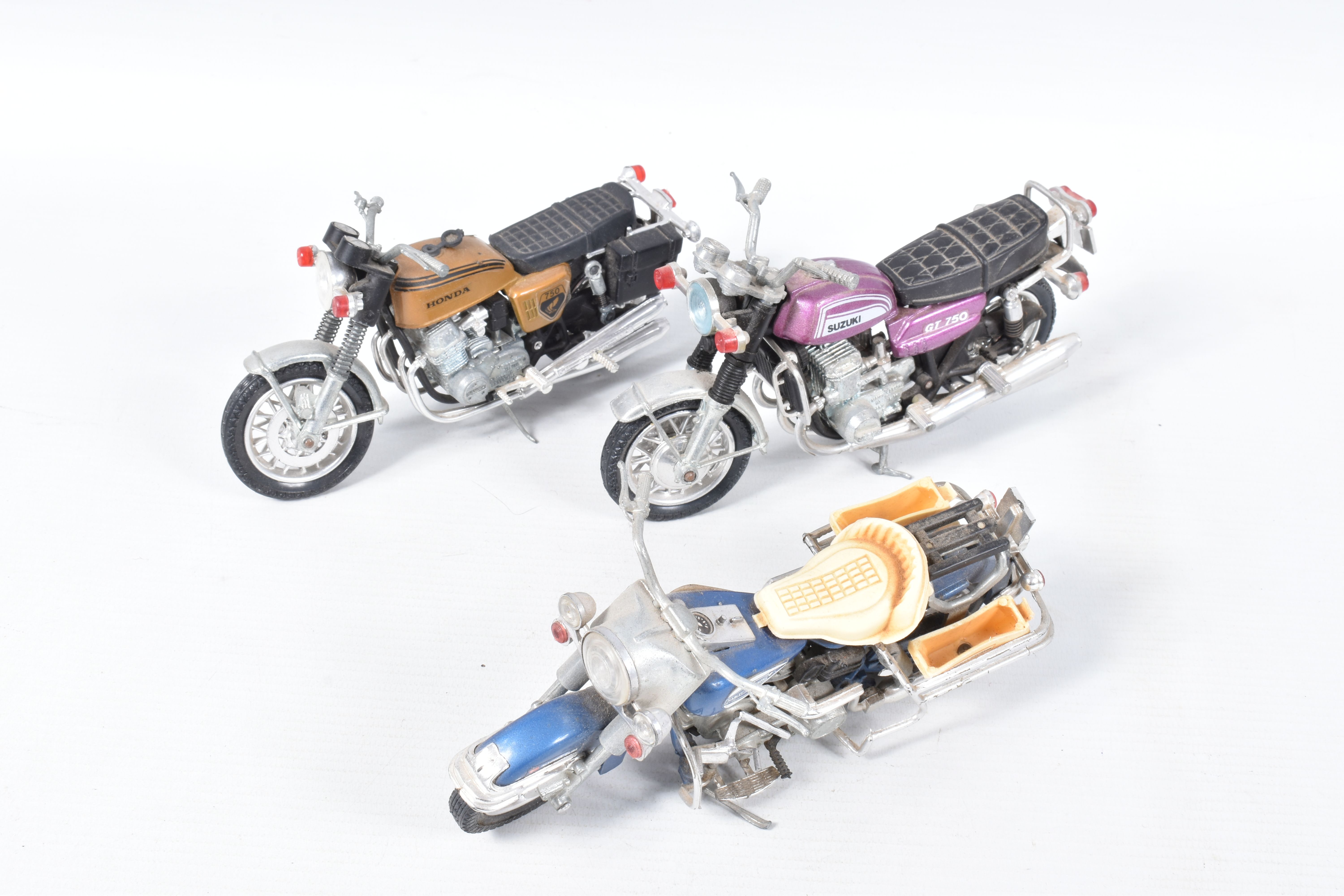 A TRAY OF BOXED AND UNBOXED MODEL TOY VEHCILES, to include a collection of unboxed motorcycles by - Bild 3 aus 8