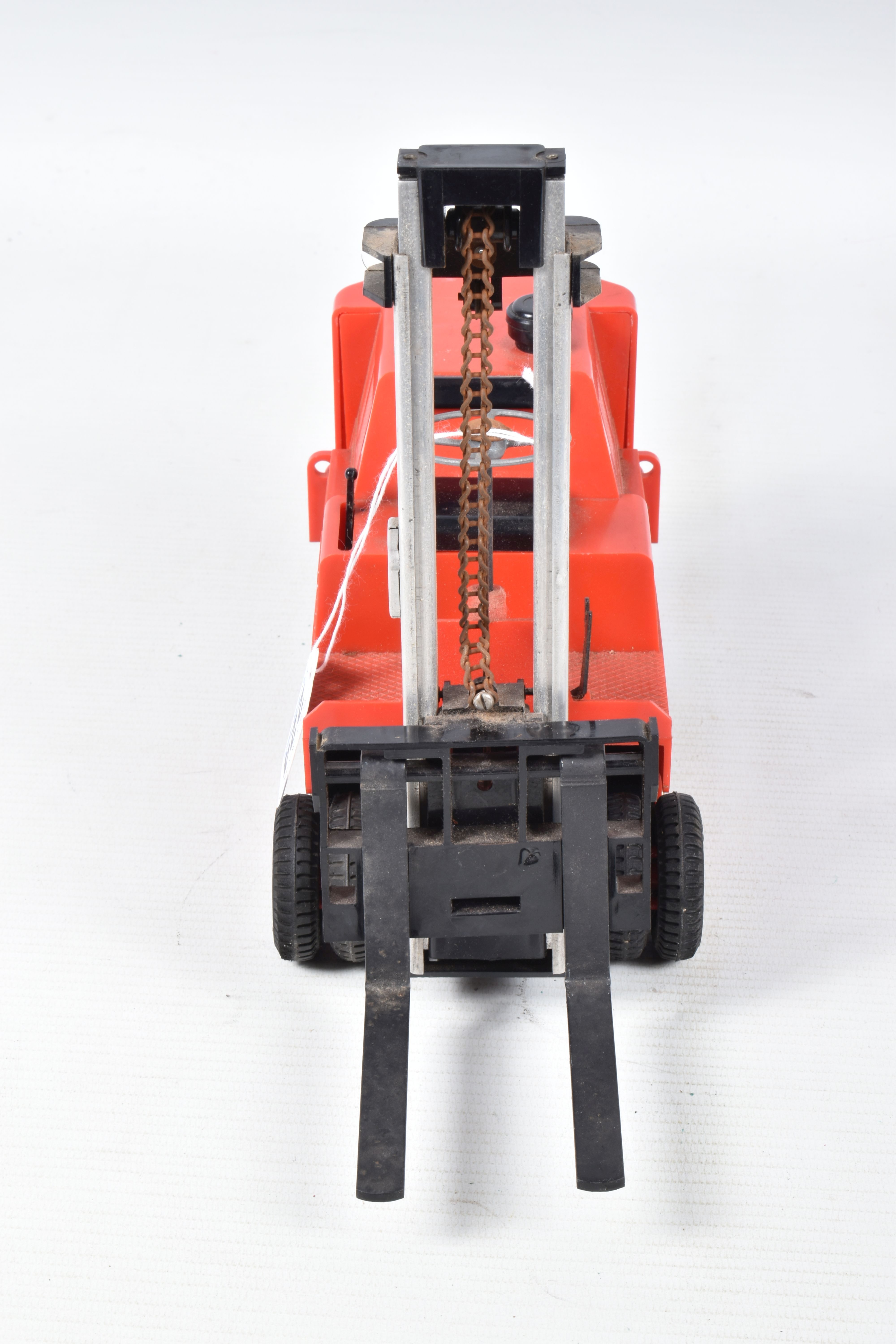 A BOXED VICTORY INDUSTRIES PLASTIC BATTERY OPERATED CONVEYANCER FORK LIFT TRUCK MODEL, 1/14 scale, - Image 5 of 9