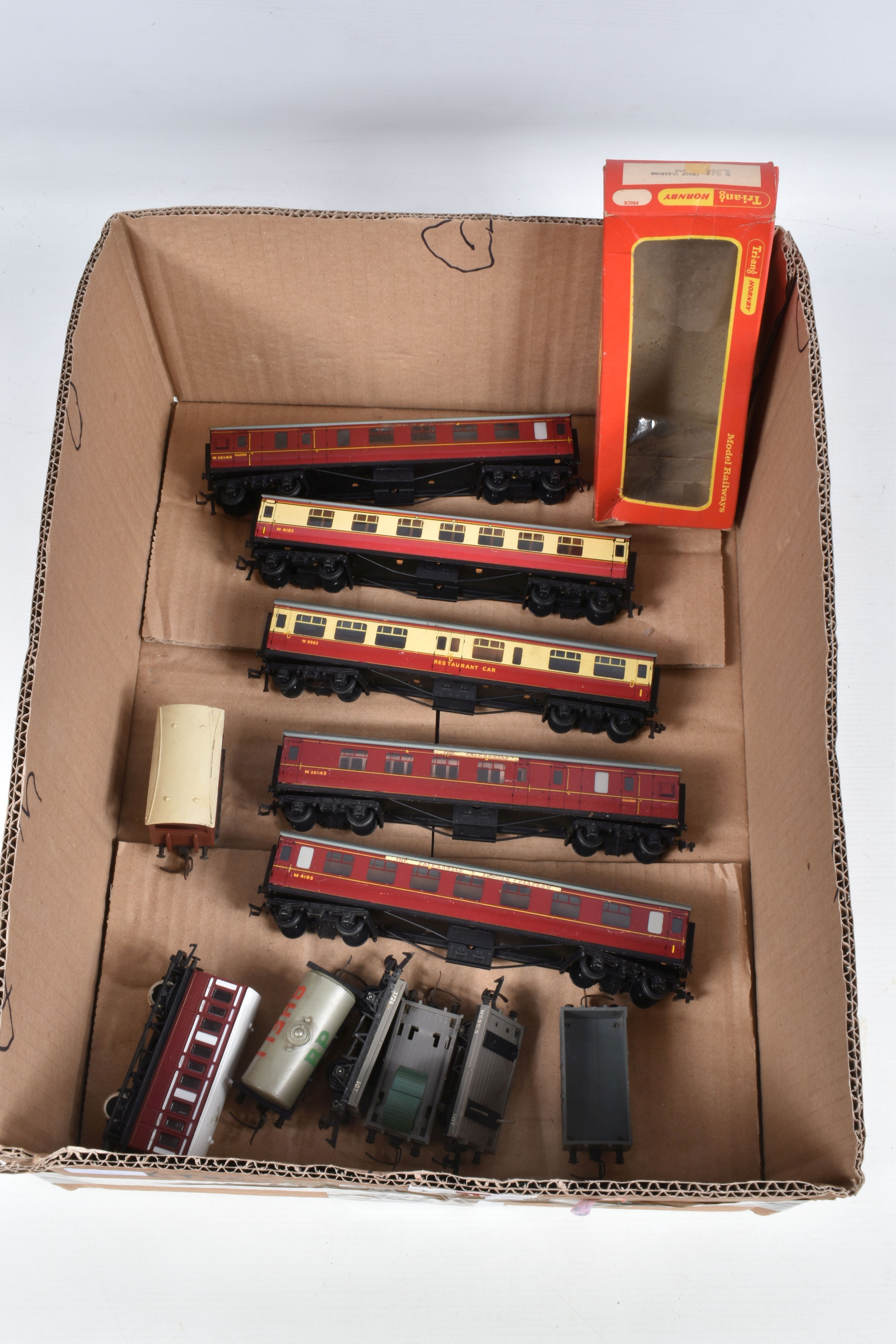 A QUANTITY OF BOXED AND UNBOXED OO GAUGE ROLLING STOCK, to include boxed Tri-ang Hornby Caledonian - Image 6 of 9