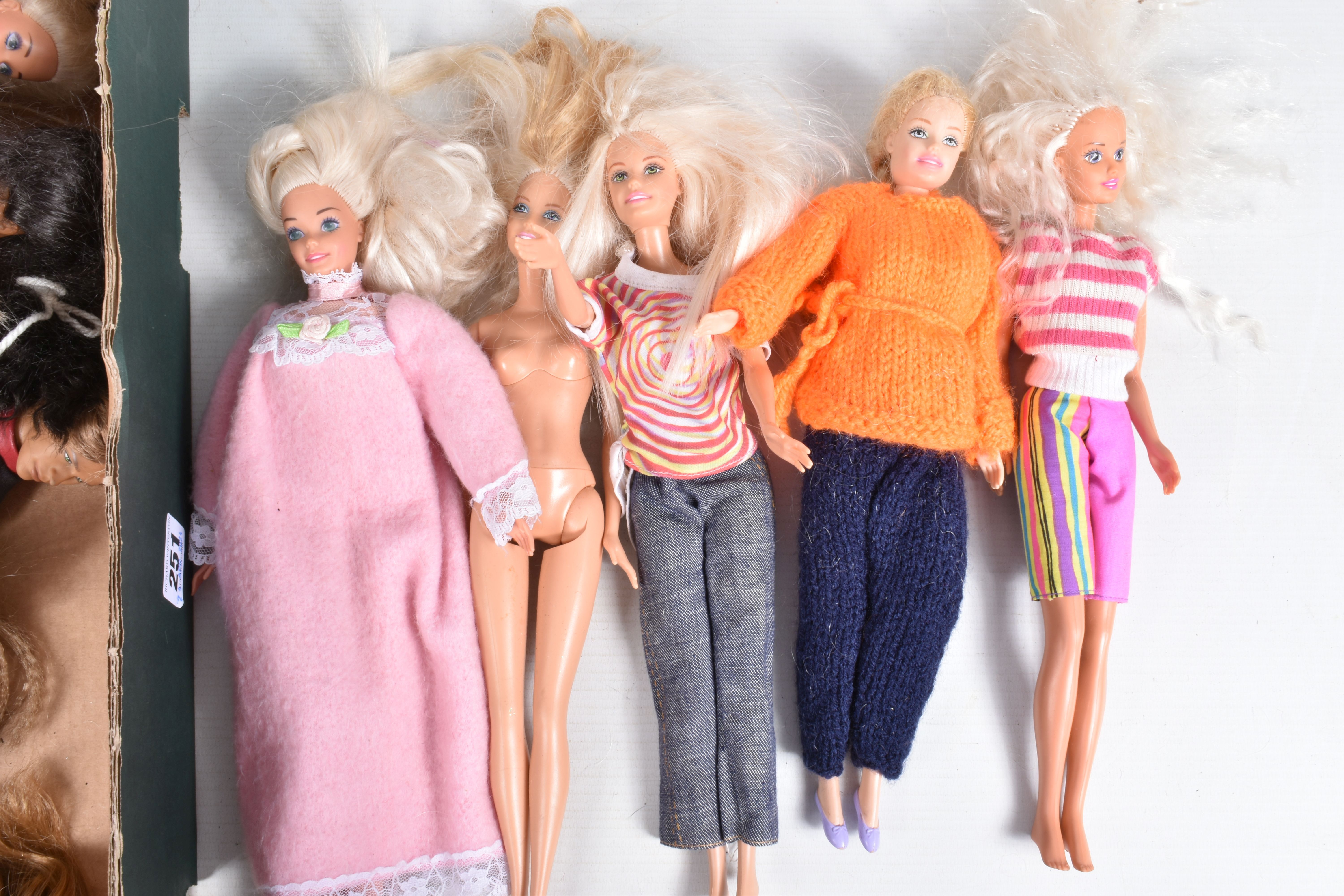 A QUANTITY OF MATTEL BARBIE AND OTHER MODERN DOLLS, assorted Barbie including several marked with - Image 6 of 10