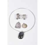 A SMALL ASSORTMENT OF JEWELLERY, to include a labradorite pendant, suspended from a white metal