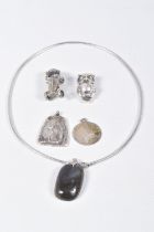 A SMALL ASSORTMENT OF JEWELLERY, to include a labradorite pendant, suspended from a white metal